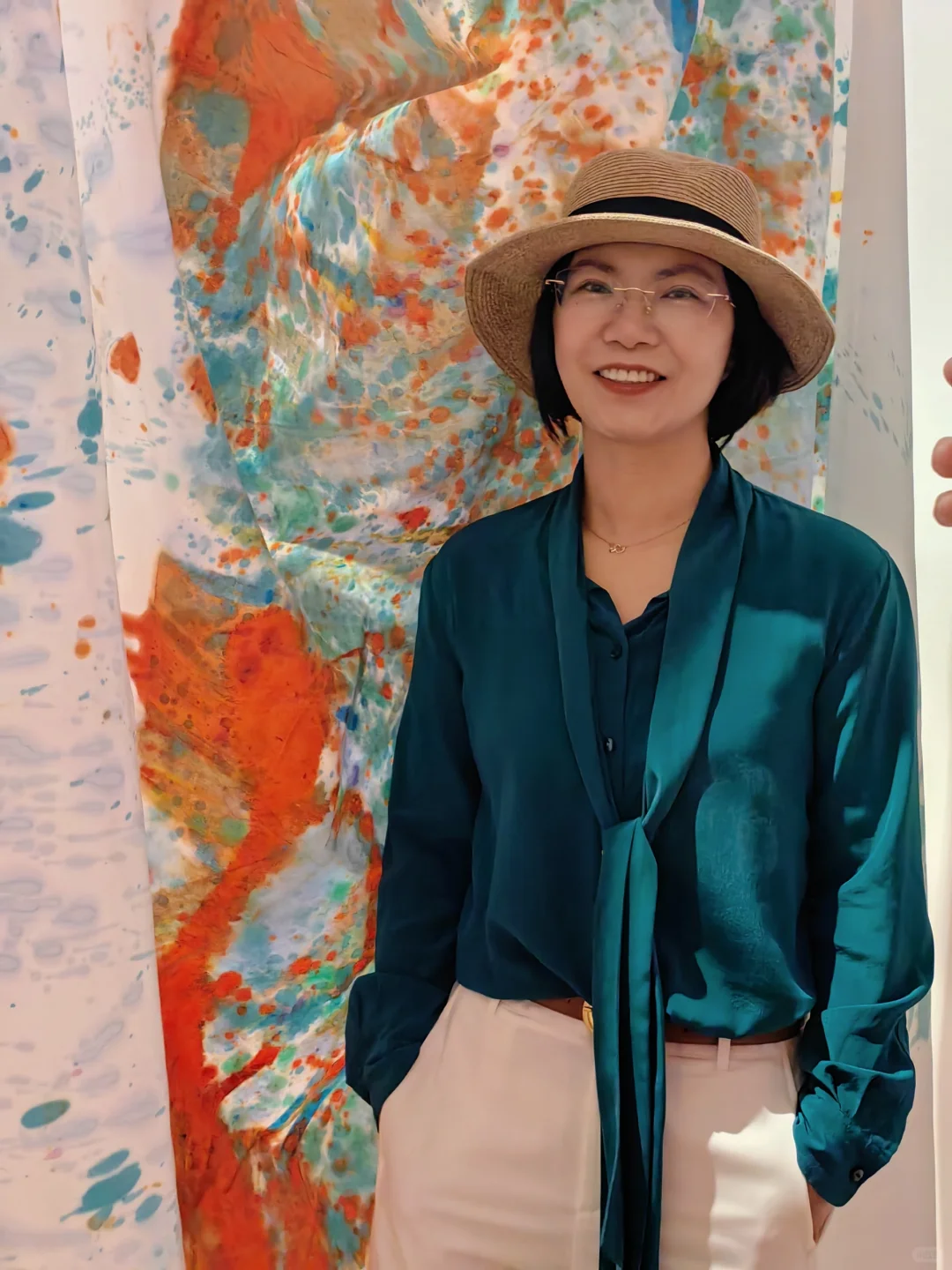 云想衣裳：中女穿艳色花花有审美就提气高级