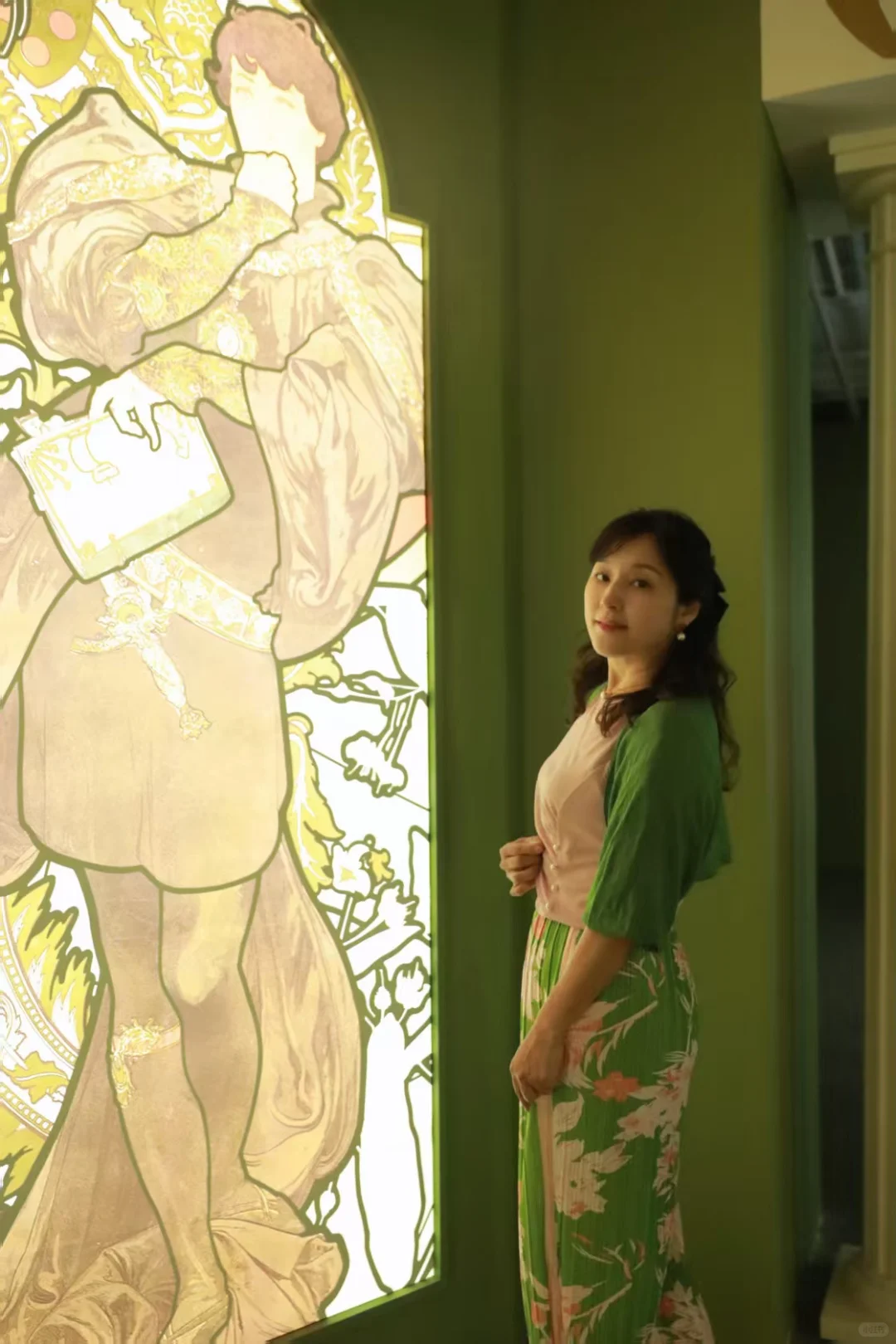 云想衣裳：中女穿艳色花花有审美就提气高级