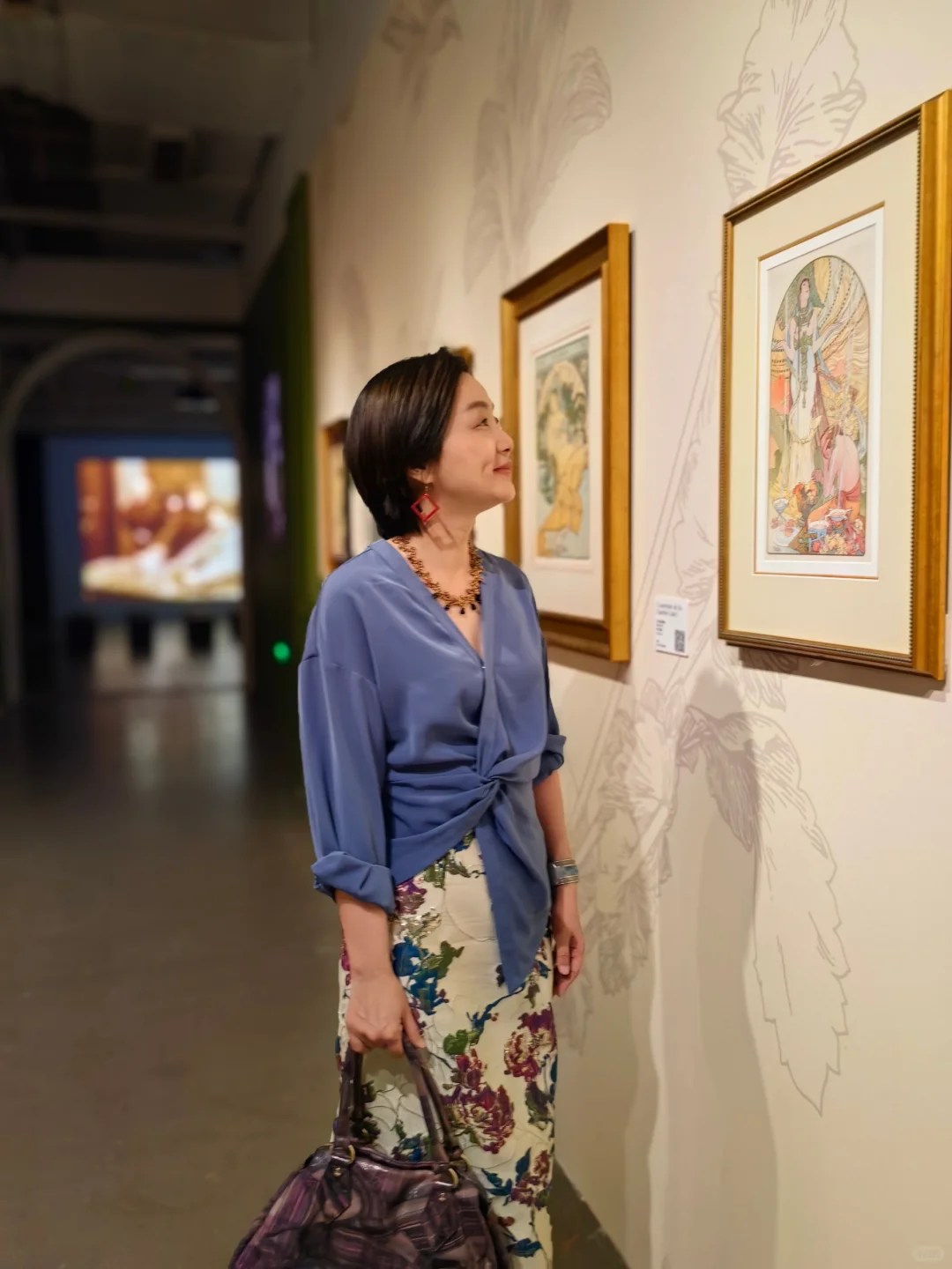 云想衣裳：中女穿艳色花花有审美就提气高级