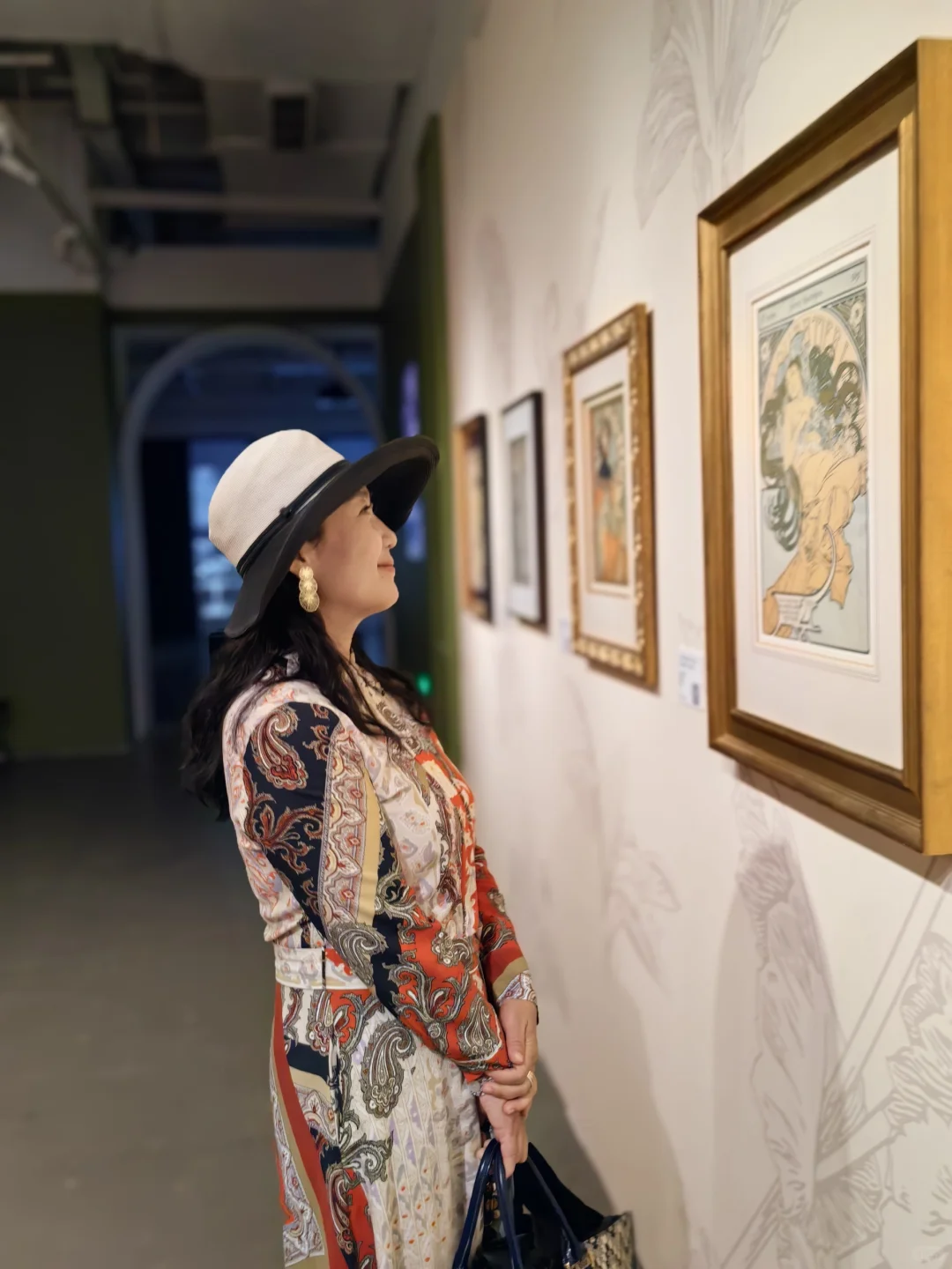 云想衣裳：中女穿艳色花花有审美就提气高级