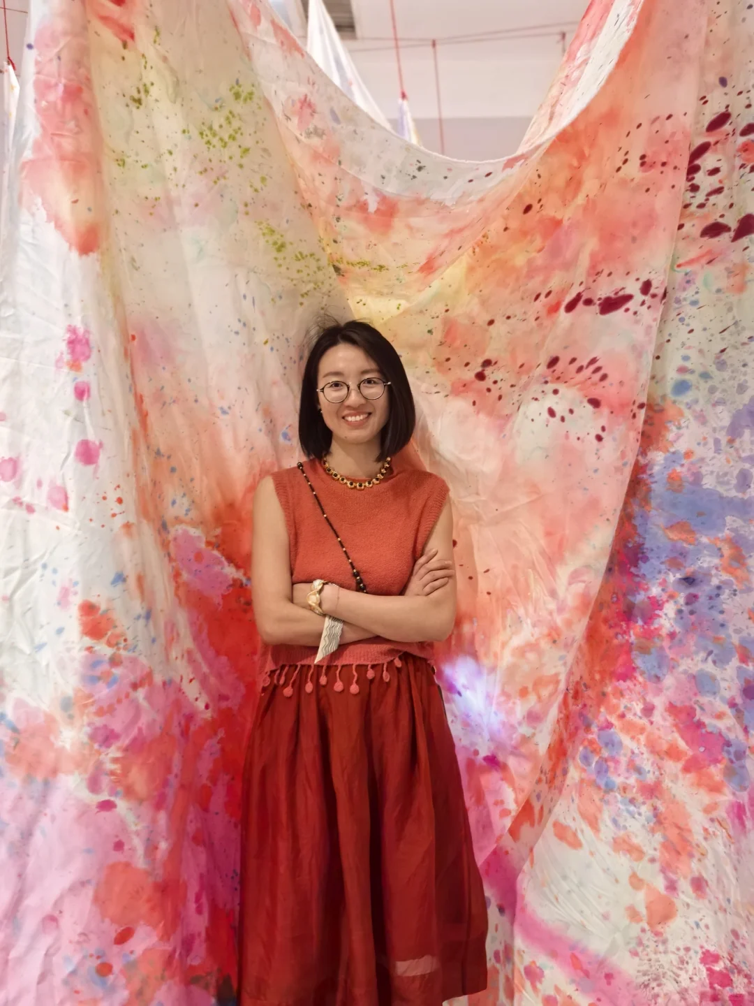 云想衣裳：中女穿艳色花花有审美就提气高级