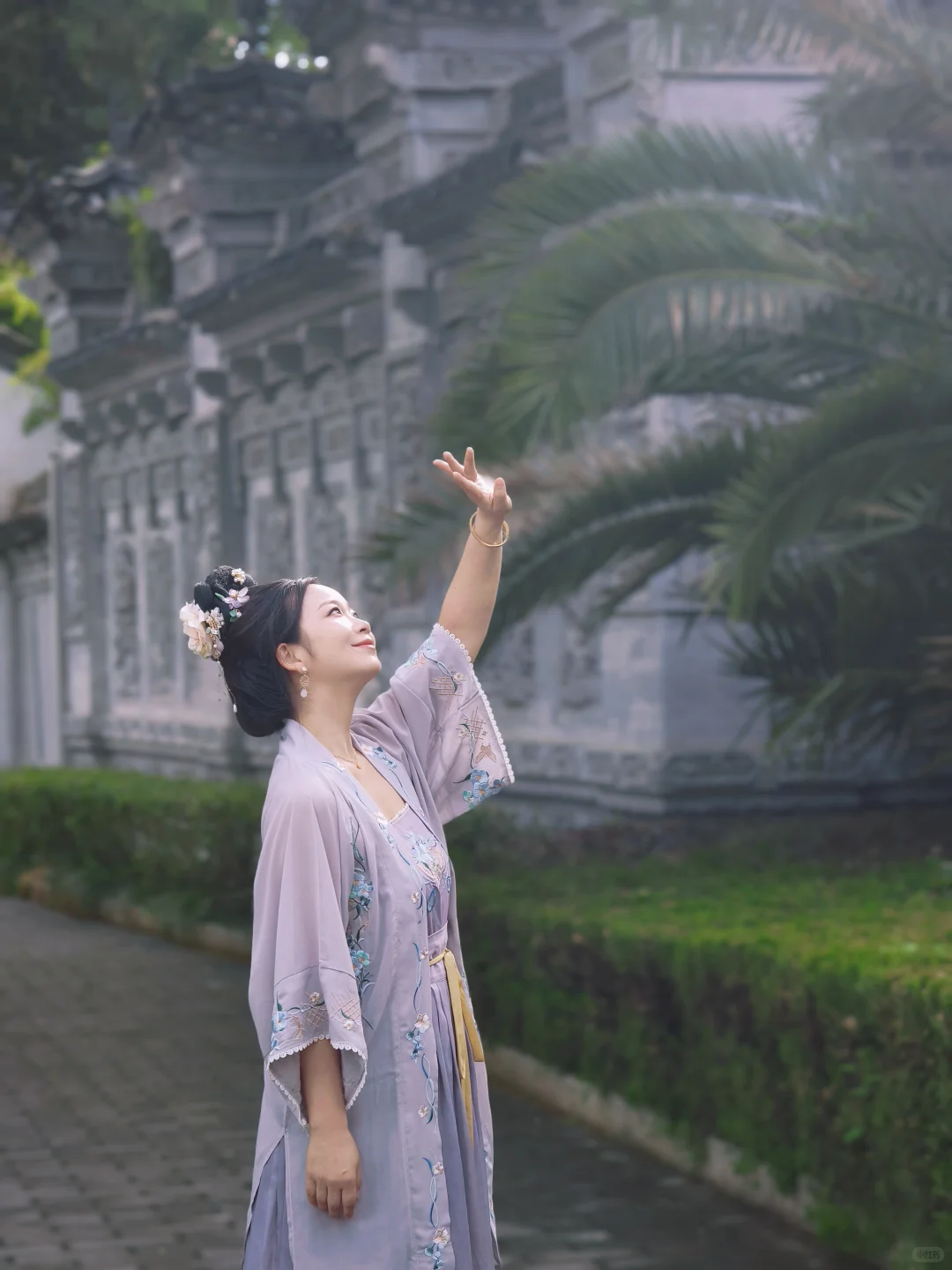 她的眉眼如荷，清冷又动人～