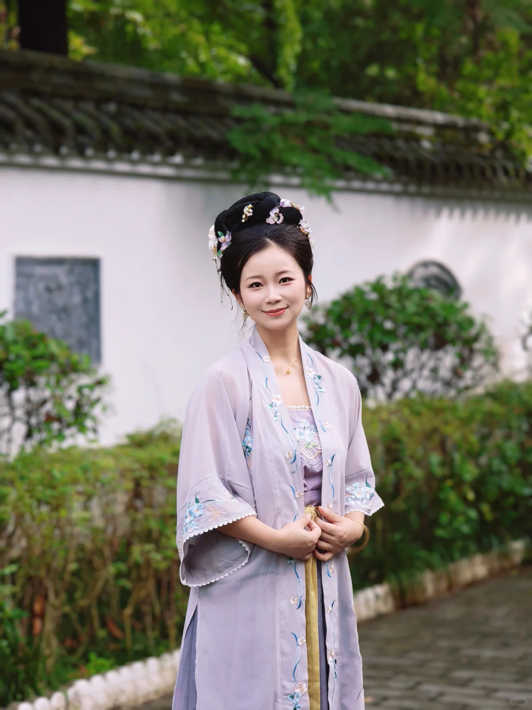她的眉眼如荷，清冷又动人～