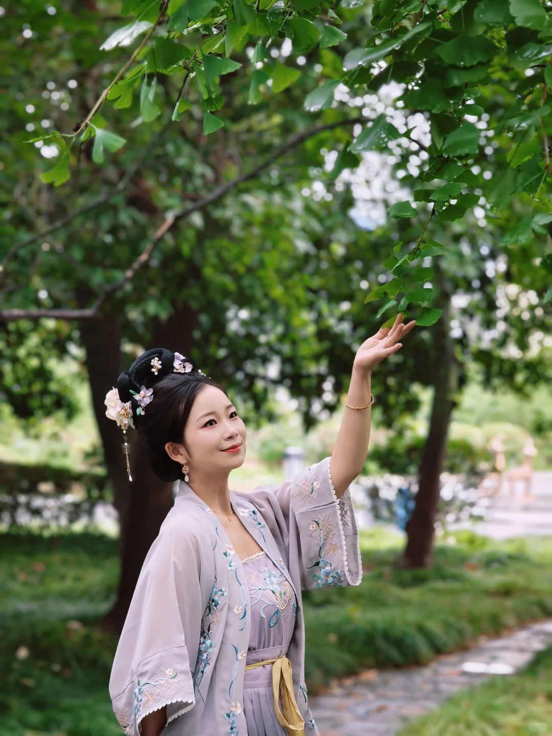 她的眉眼如荷，清冷又动人～