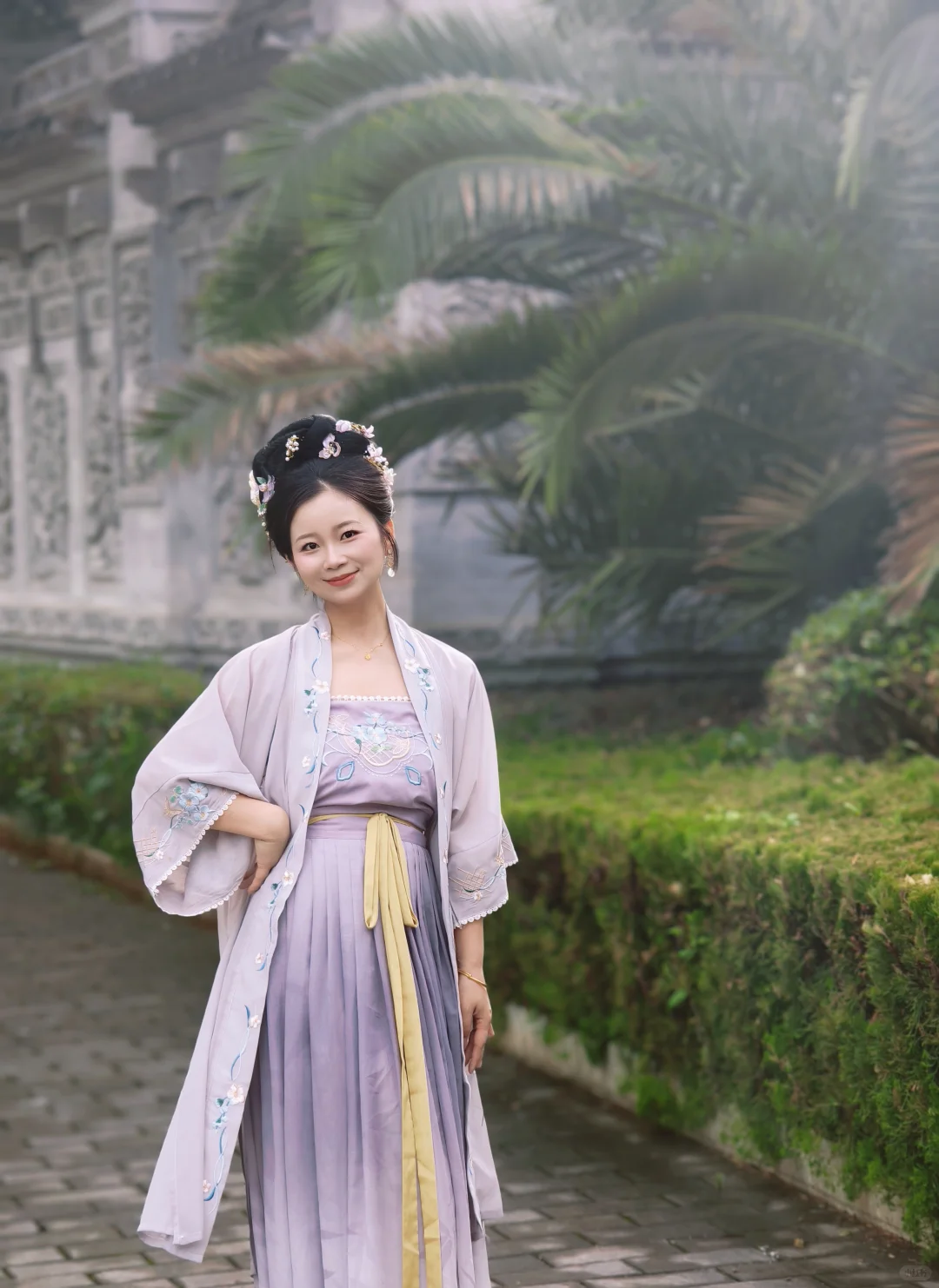 她的眉眼如荷，清冷又动人～