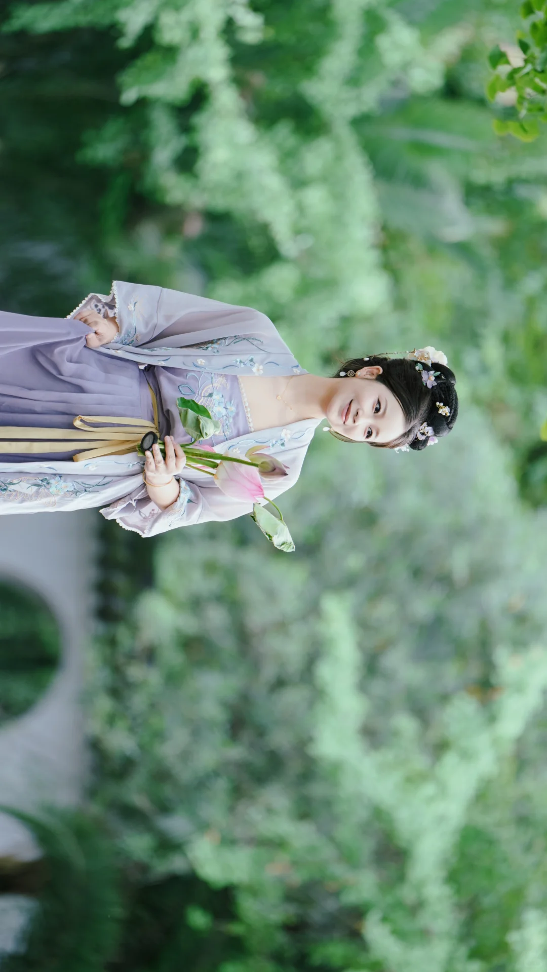 她的眉眼如荷，清冷又动人～