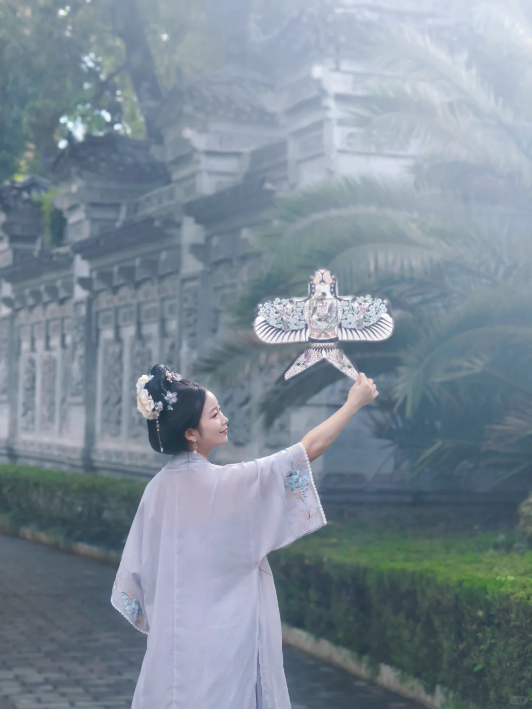 她的眉眼如荷，清冷又动人～