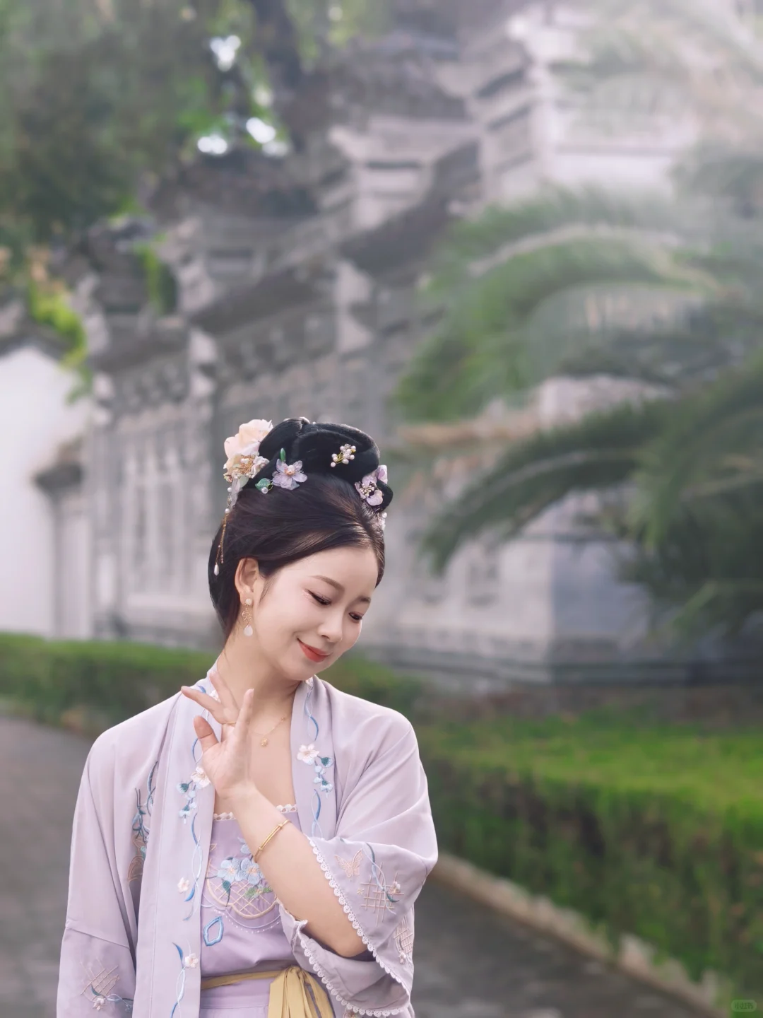 她的眉眼如荷，清冷又动人～