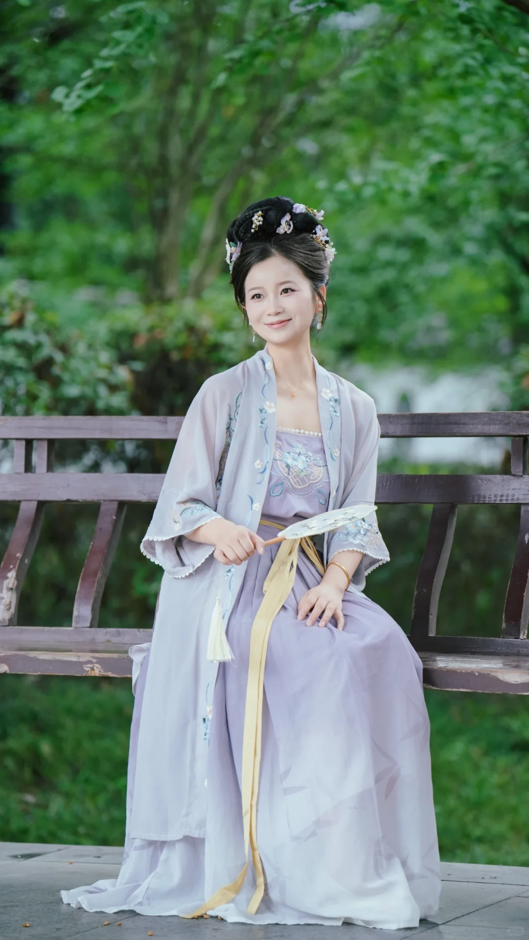 她的眉眼如荷，清冷又动人～