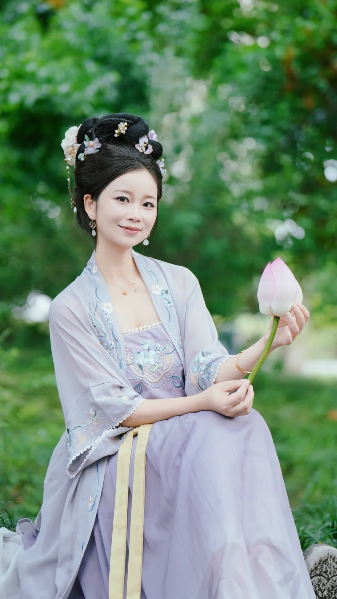 她的眉眼如荷，清冷又动人～