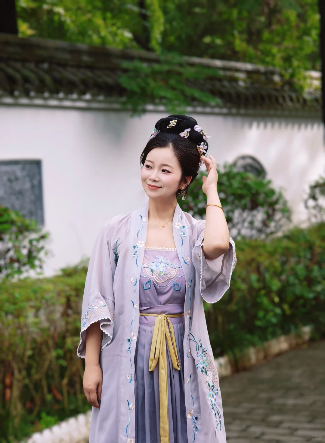 她的眉眼如荷，清冷又动人～