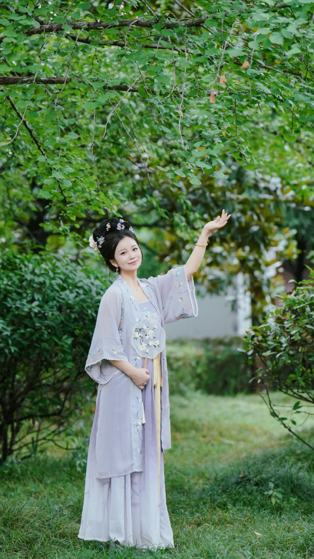 她的眉眼如荷，清冷又动人～