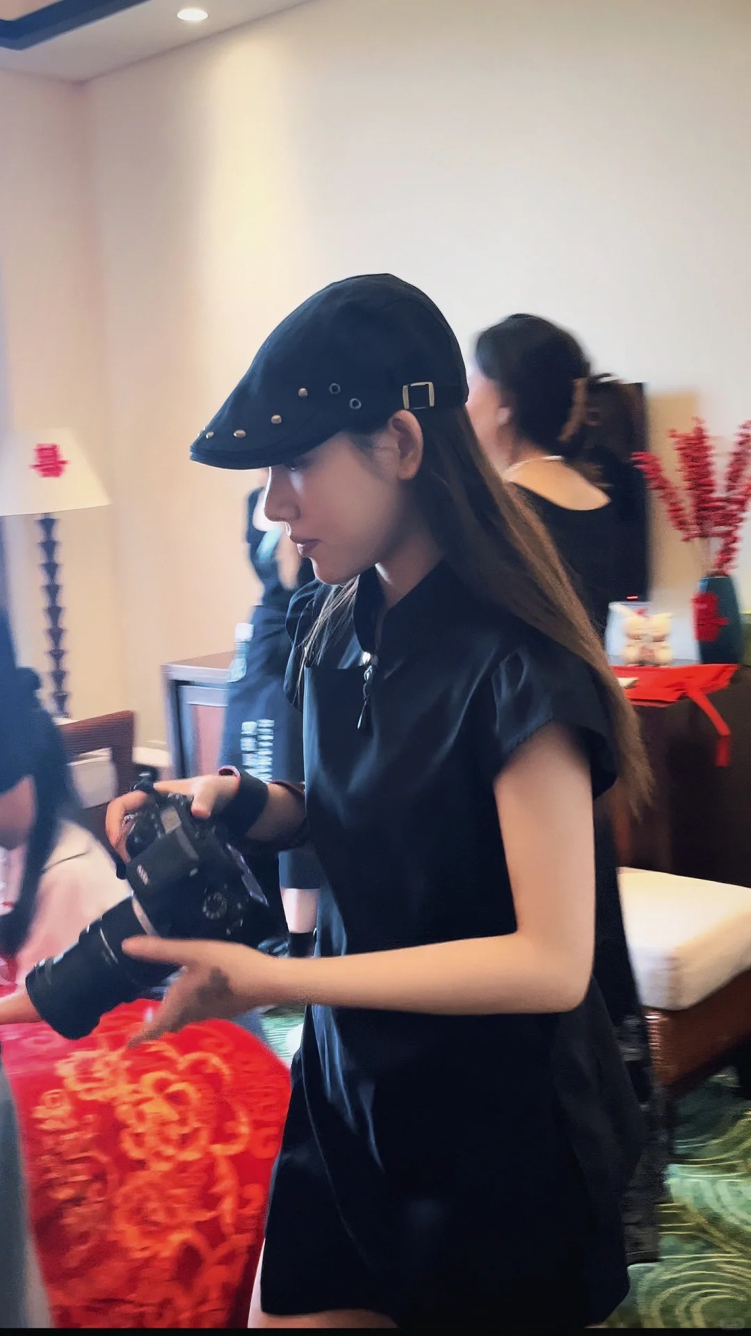 当你遇到一个沉默寡言的女摄。