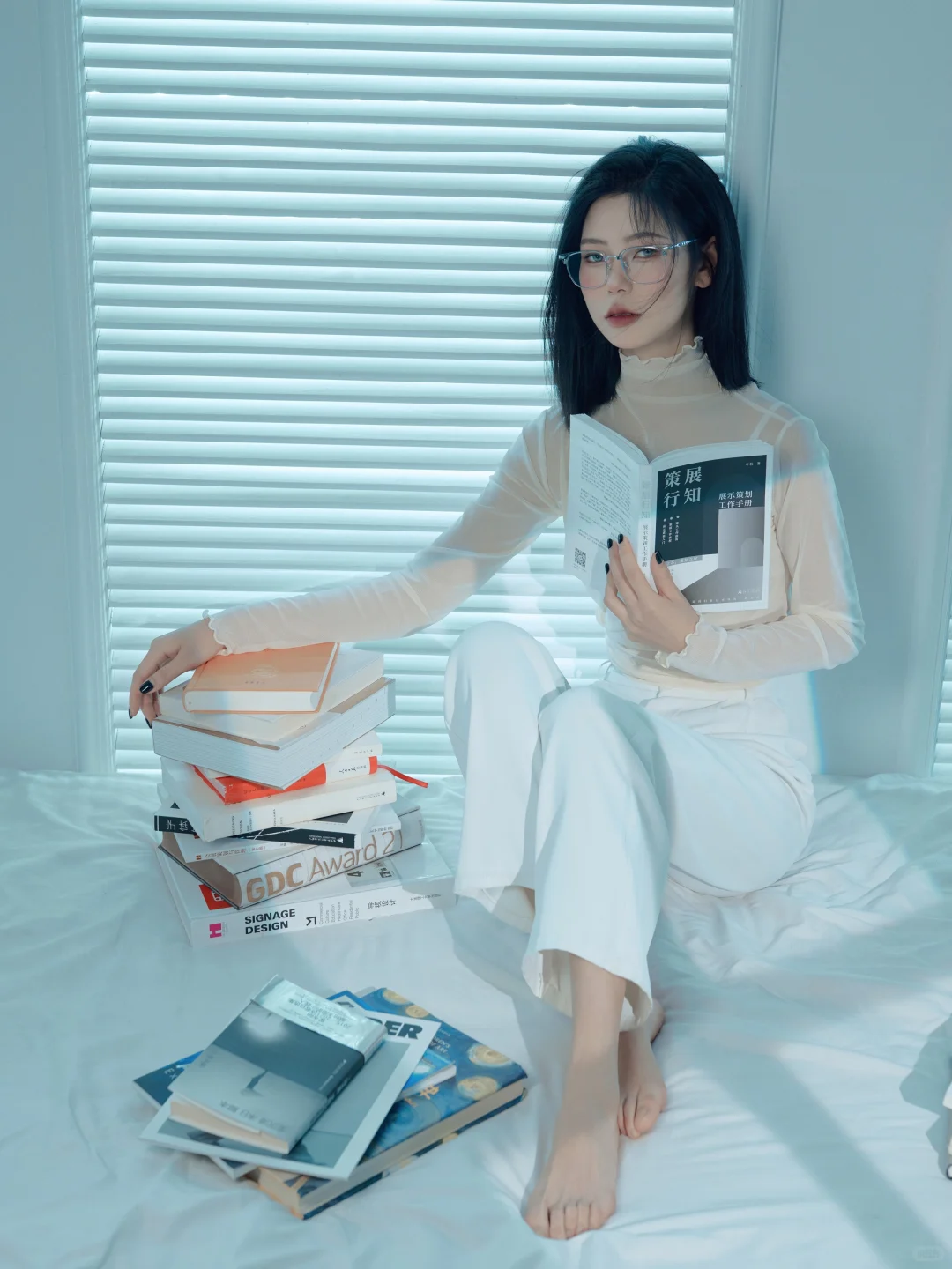 谁懂❗书与光影的情绪写真绝了