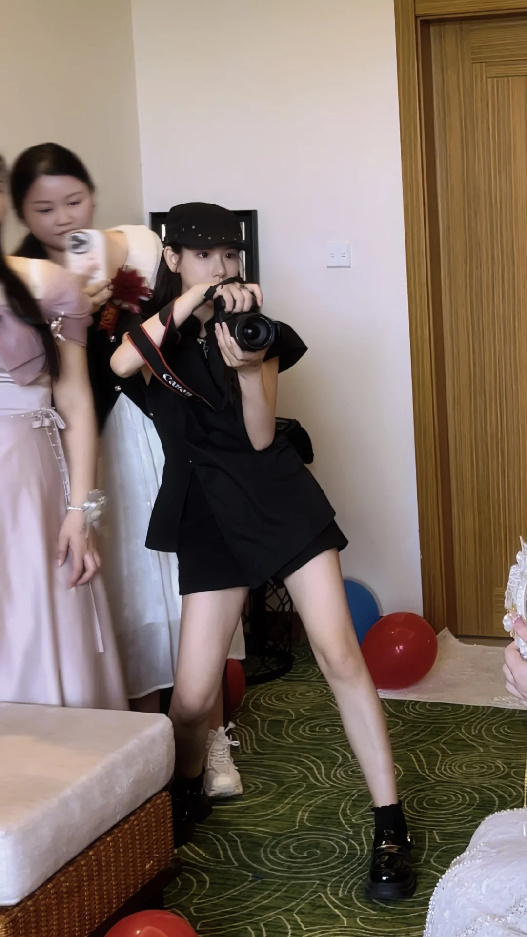 当你遇到一个沉默寡言的女摄。