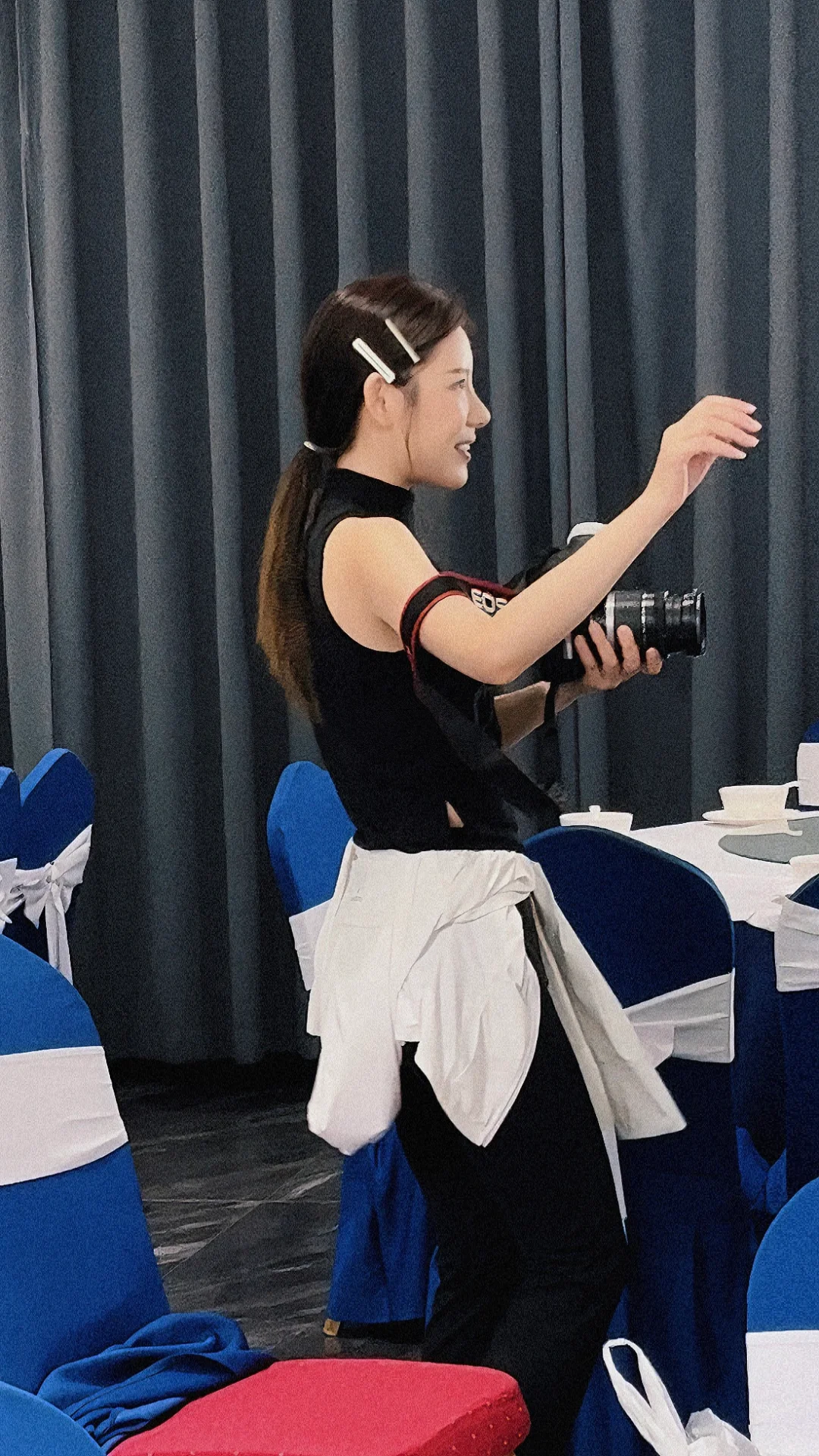 当你遇到一个沉默寡言的女摄。