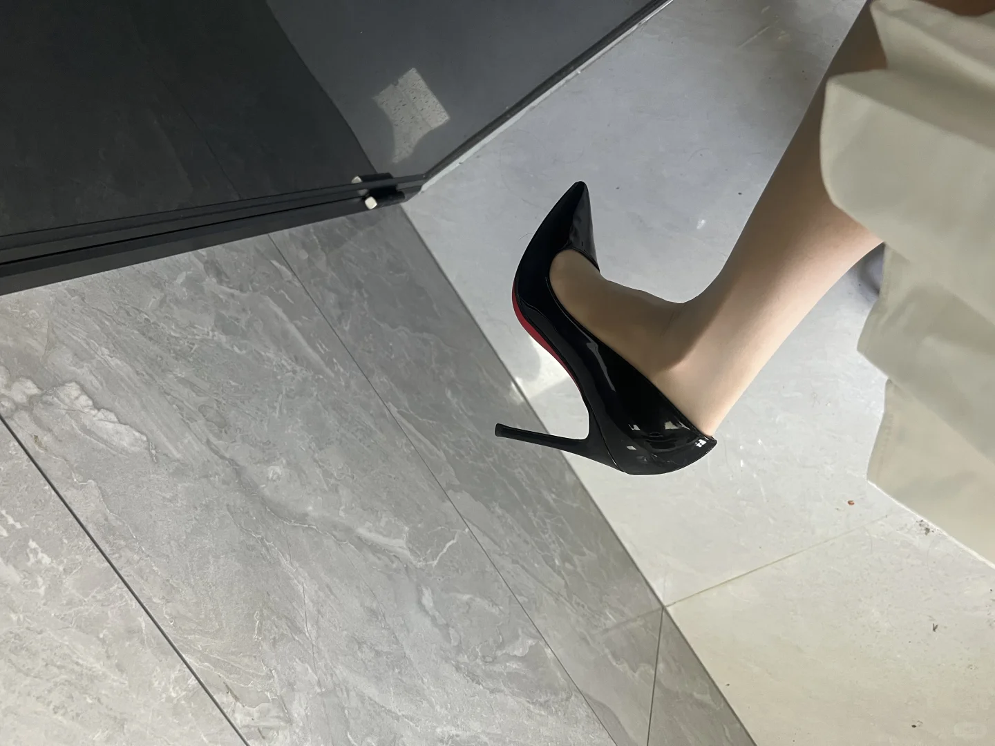 还得是红底高跟