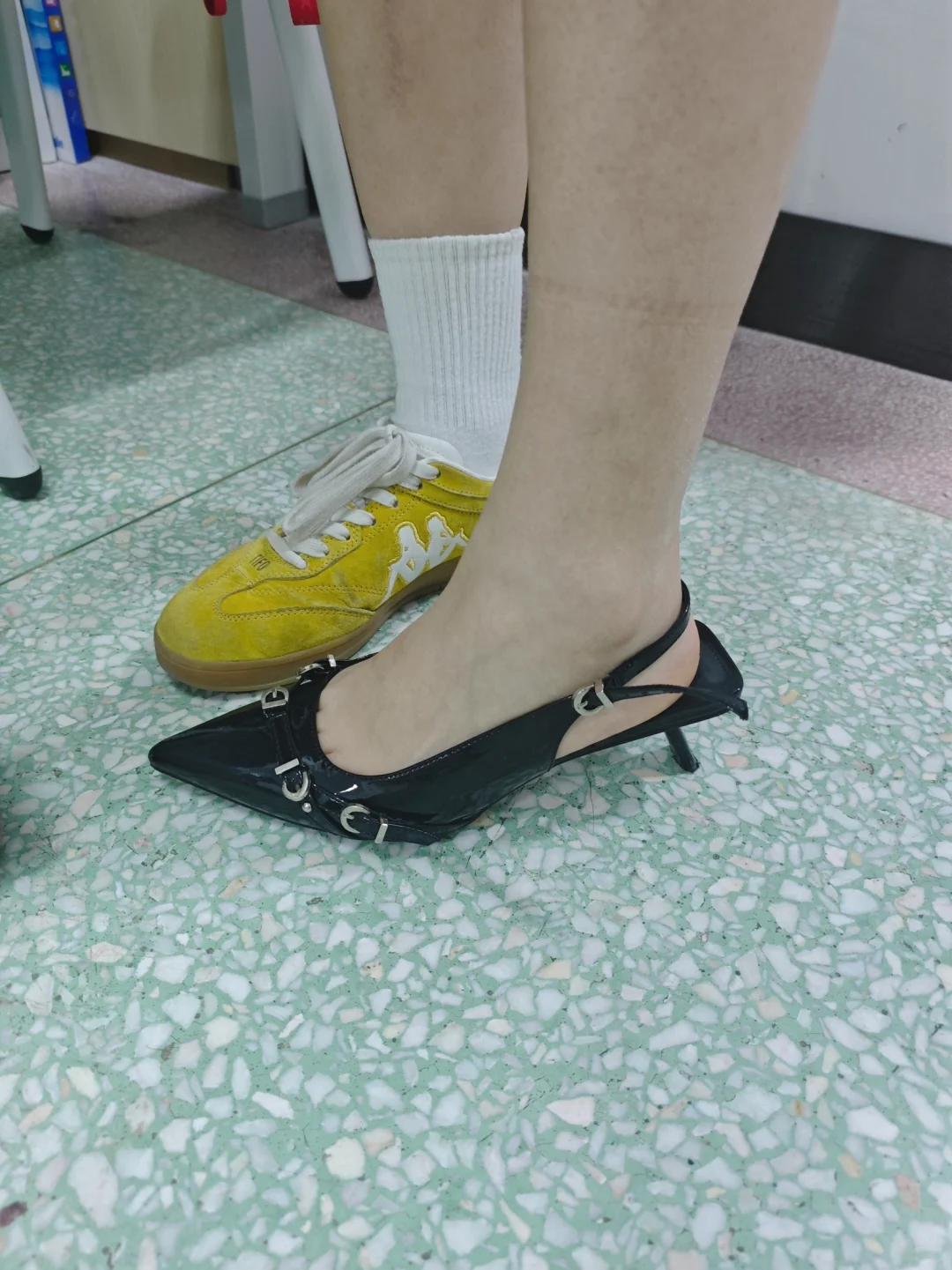 大学买的第一双高跟鞋，要不要留啊闺蜜们