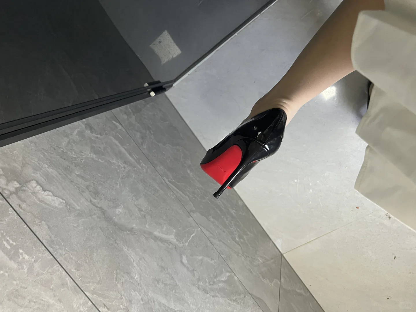 还得是红底高跟