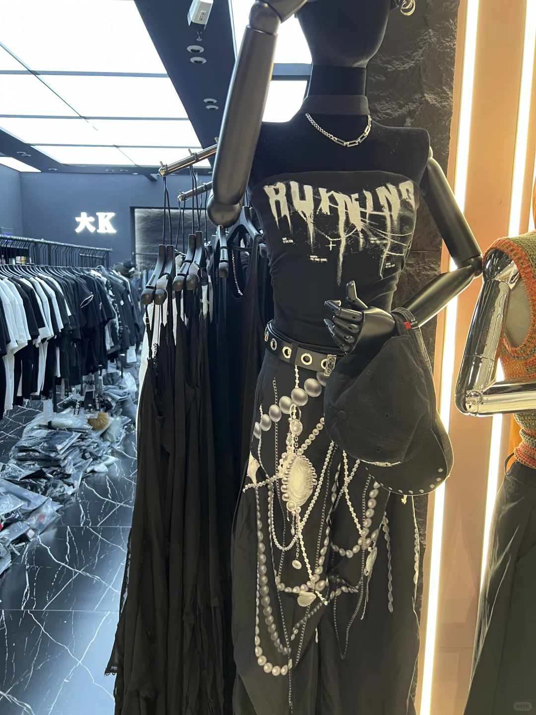 女朋友喜欢穿那种廉价的奇奇怪怪衣服怎么办