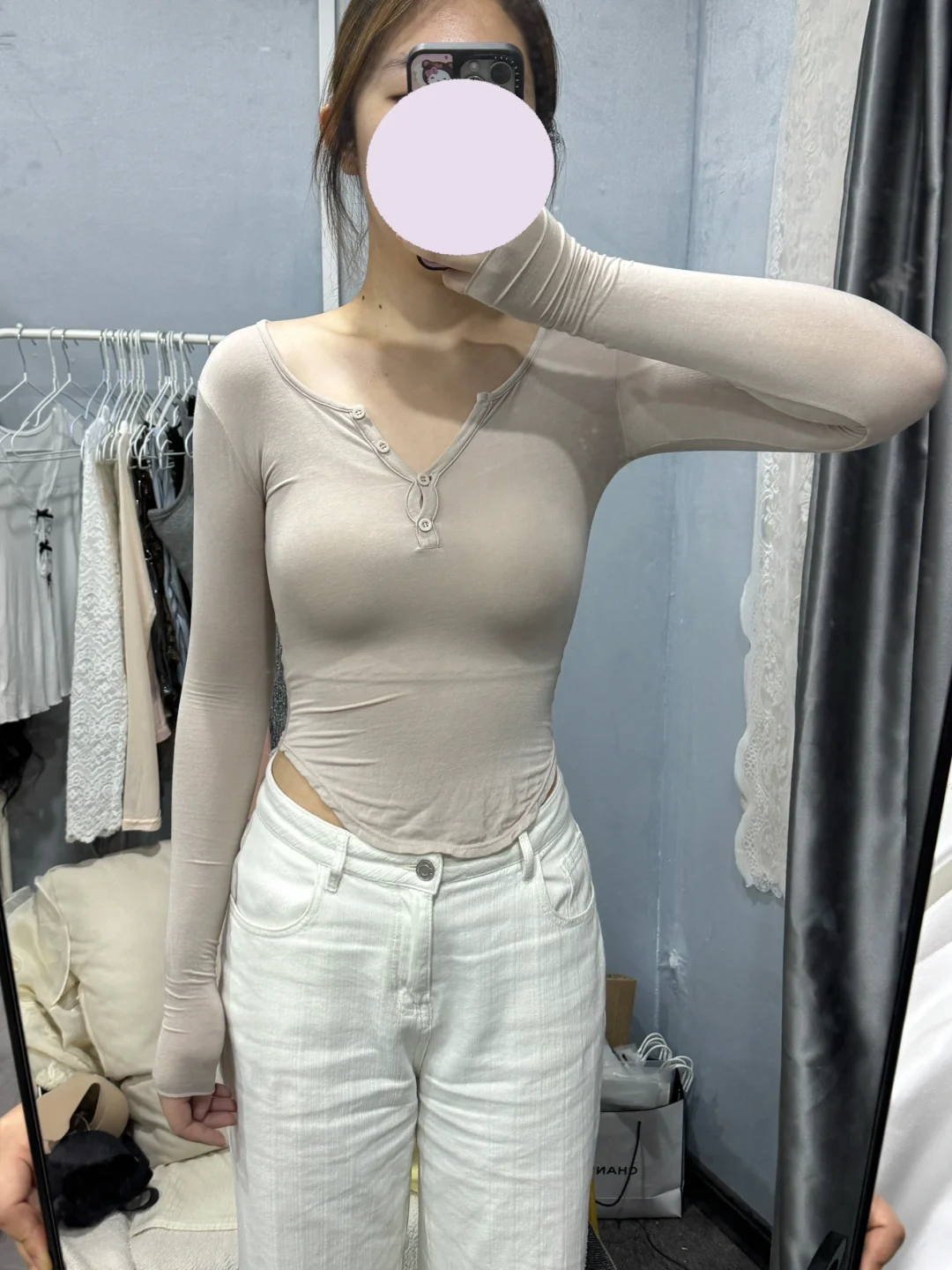 被黑色内衣背刺了..紧身t咋穿才不这么抽象