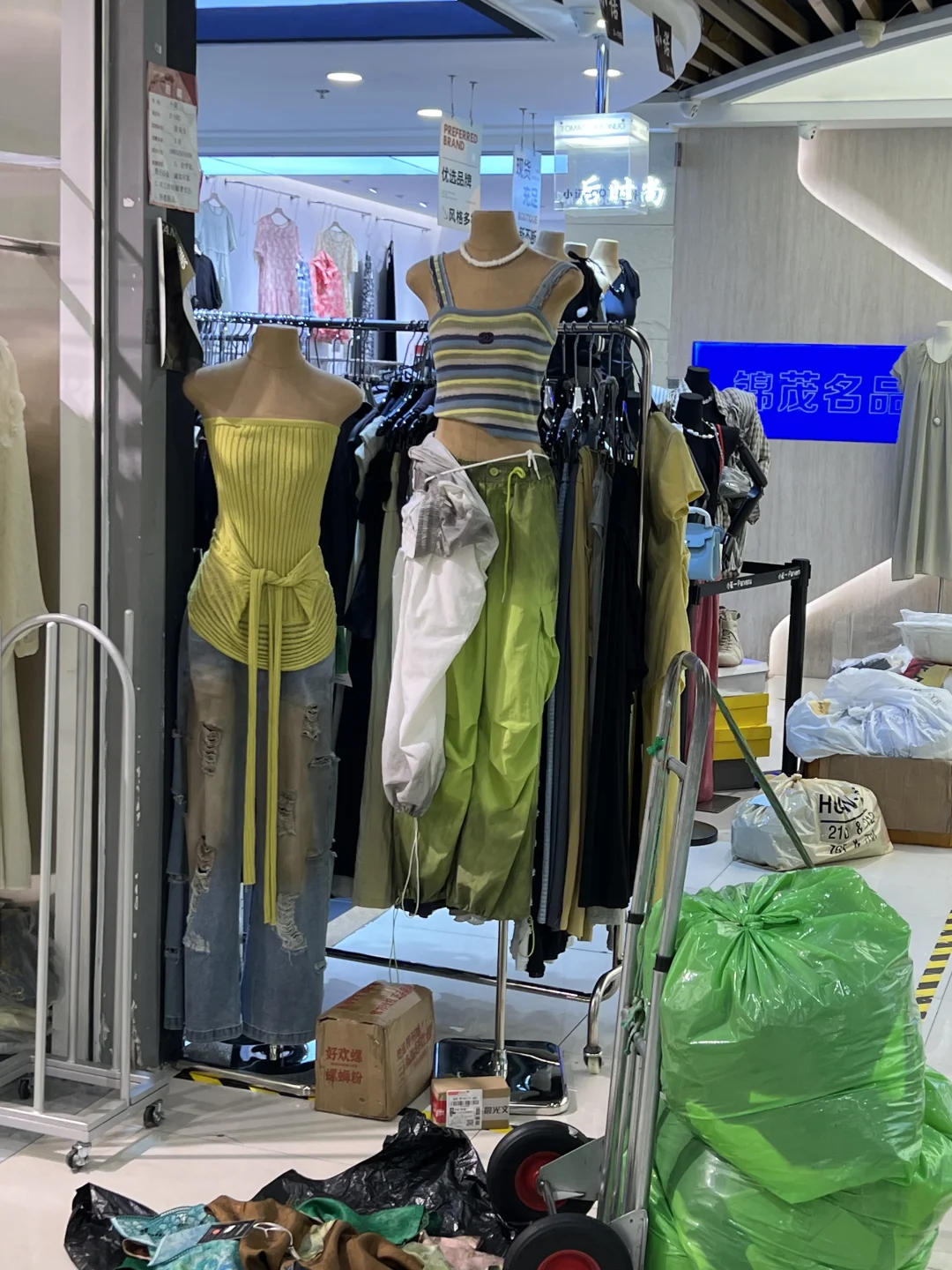 女朋友喜欢穿那种廉价的奇奇怪怪衣服怎么办