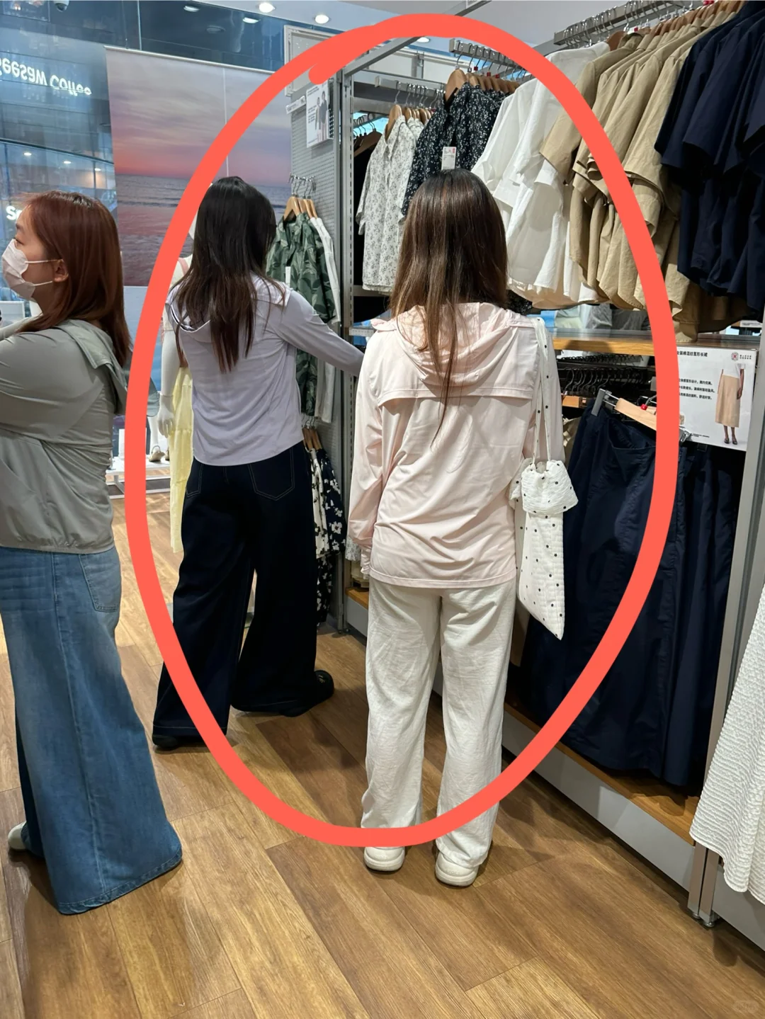 优衣库看到的…她们这样不尴尬吗？