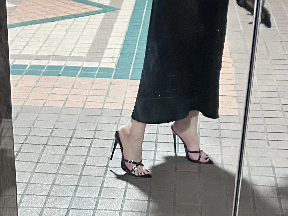 新买了femmela超高跟拖鞋🌟🌟