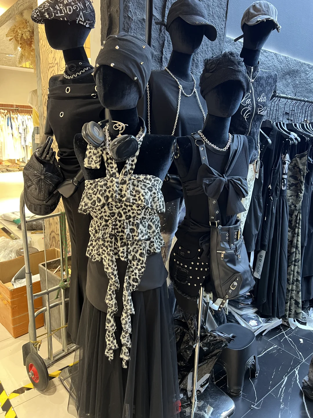 女朋友喜欢穿那种廉价的奇奇怪怪衣服怎么办