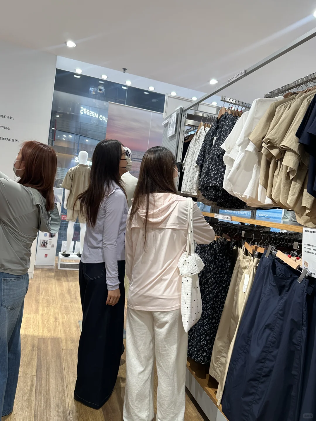 优衣库看到的…她们这样不尴尬吗？