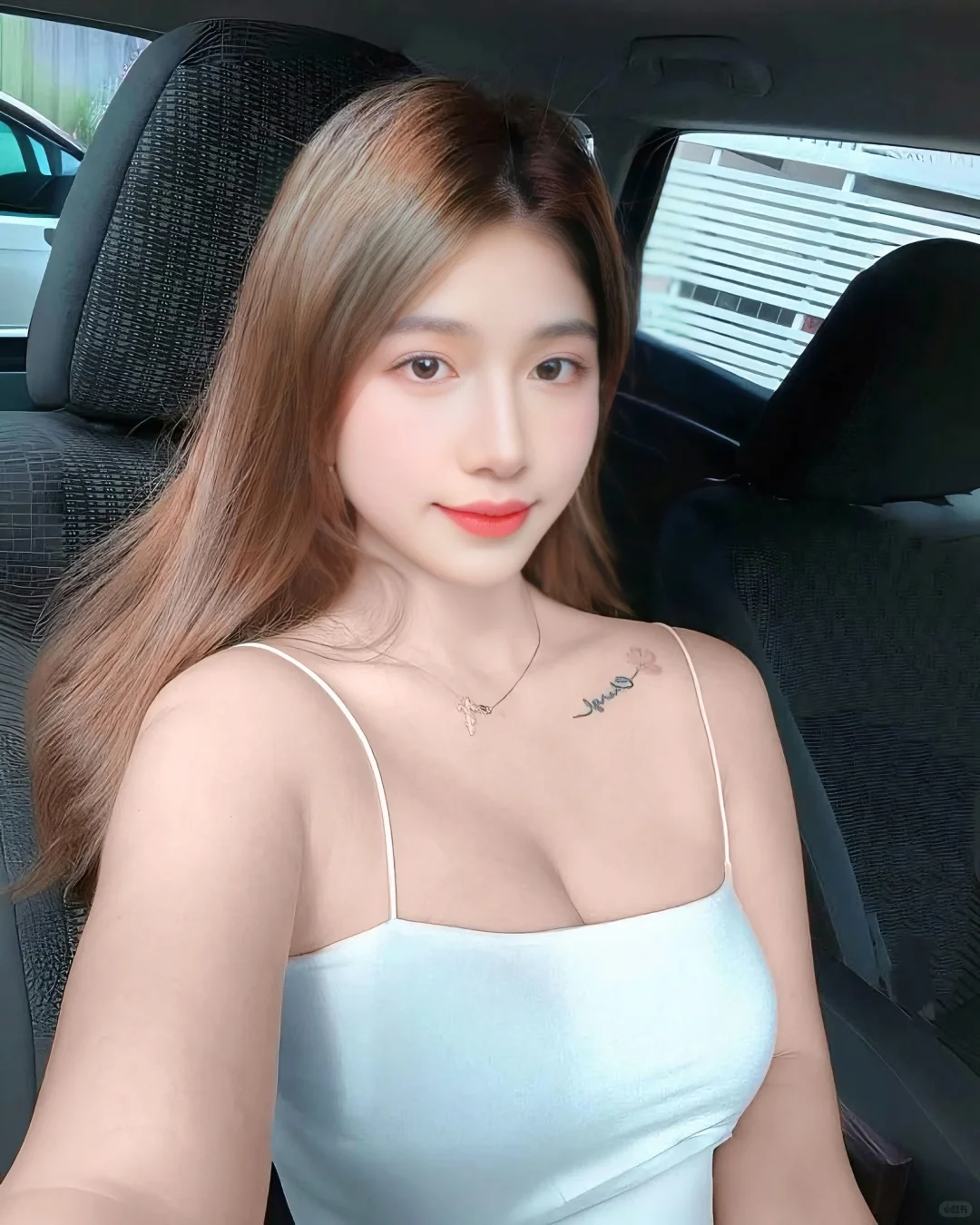 优雅迷人的知性美女：举手投足尽显风情万种