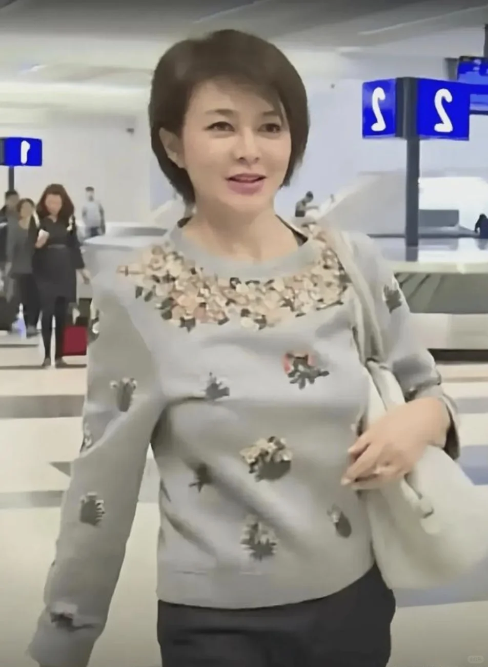 机场偶遇关之琳：岁月沉淀的优雅与从容