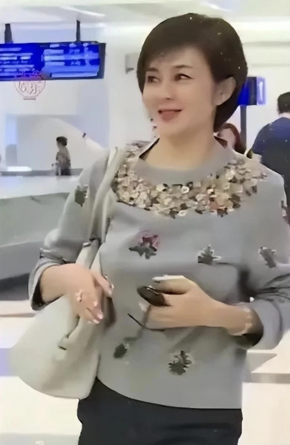 机场偶遇关之琳：岁月沉淀的优雅与从容
