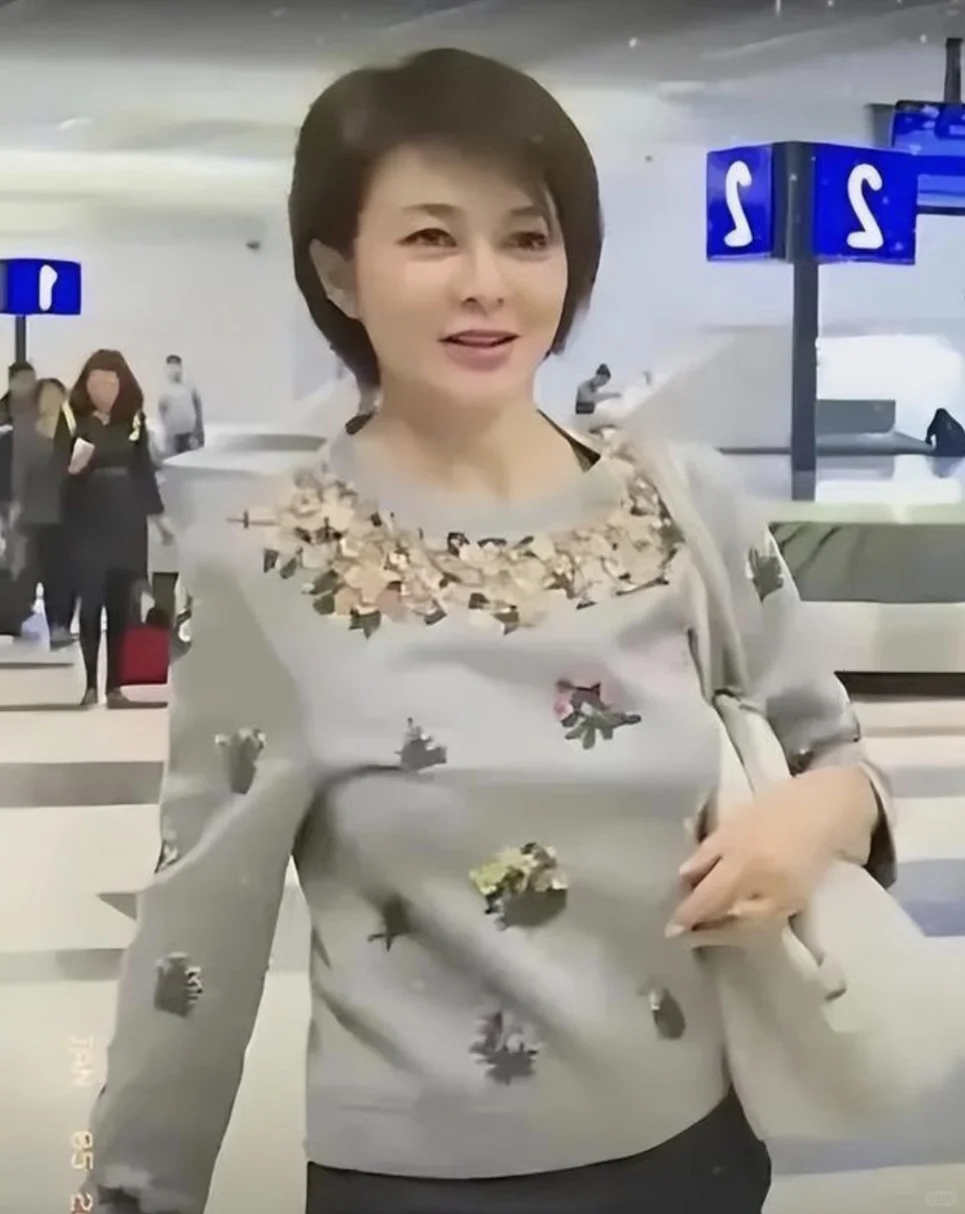 机场偶遇关之琳：岁月沉淀的优雅与从容