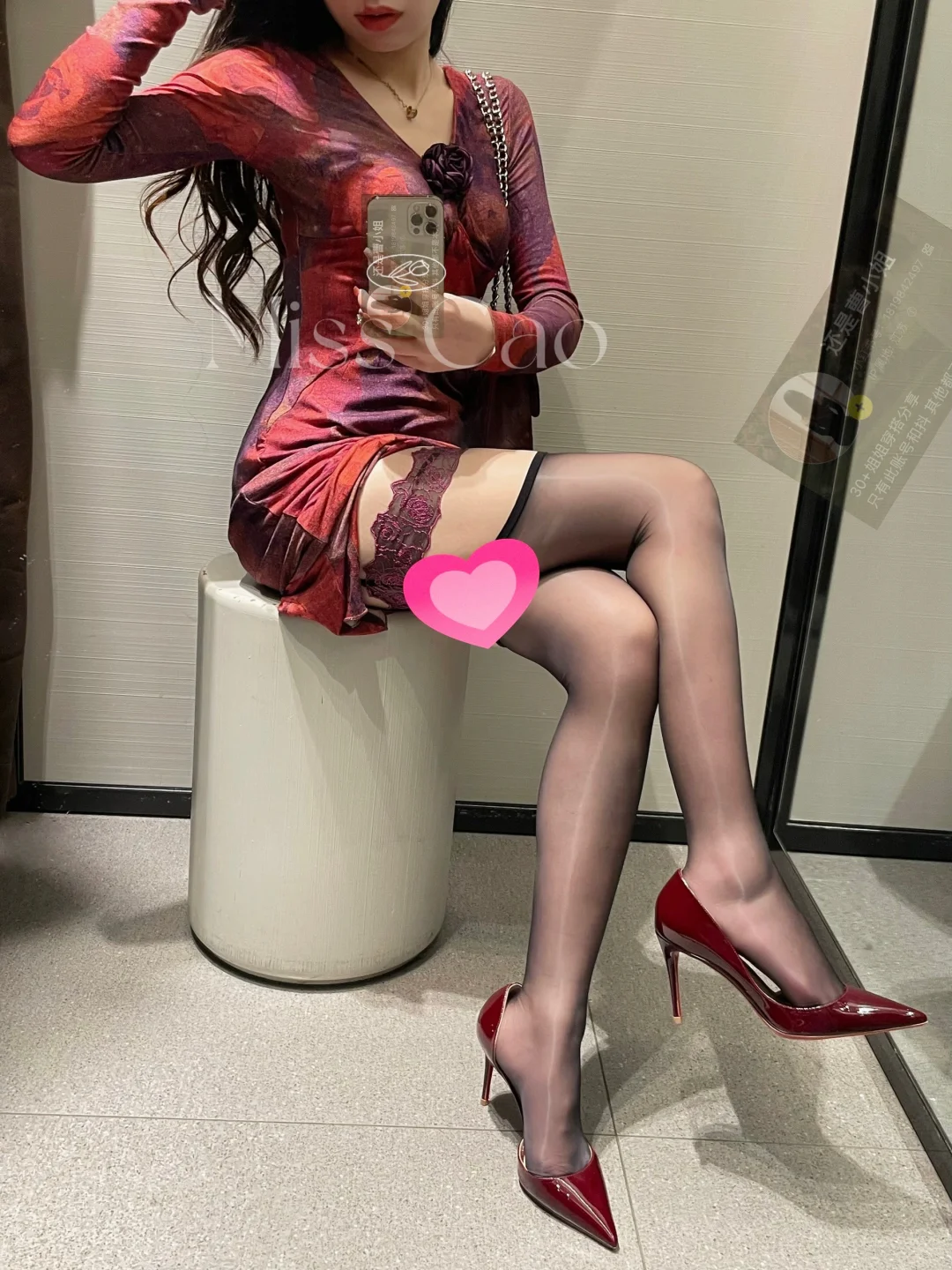这套紫红色鱼尾裙和玫瑰吊带袜绝配了