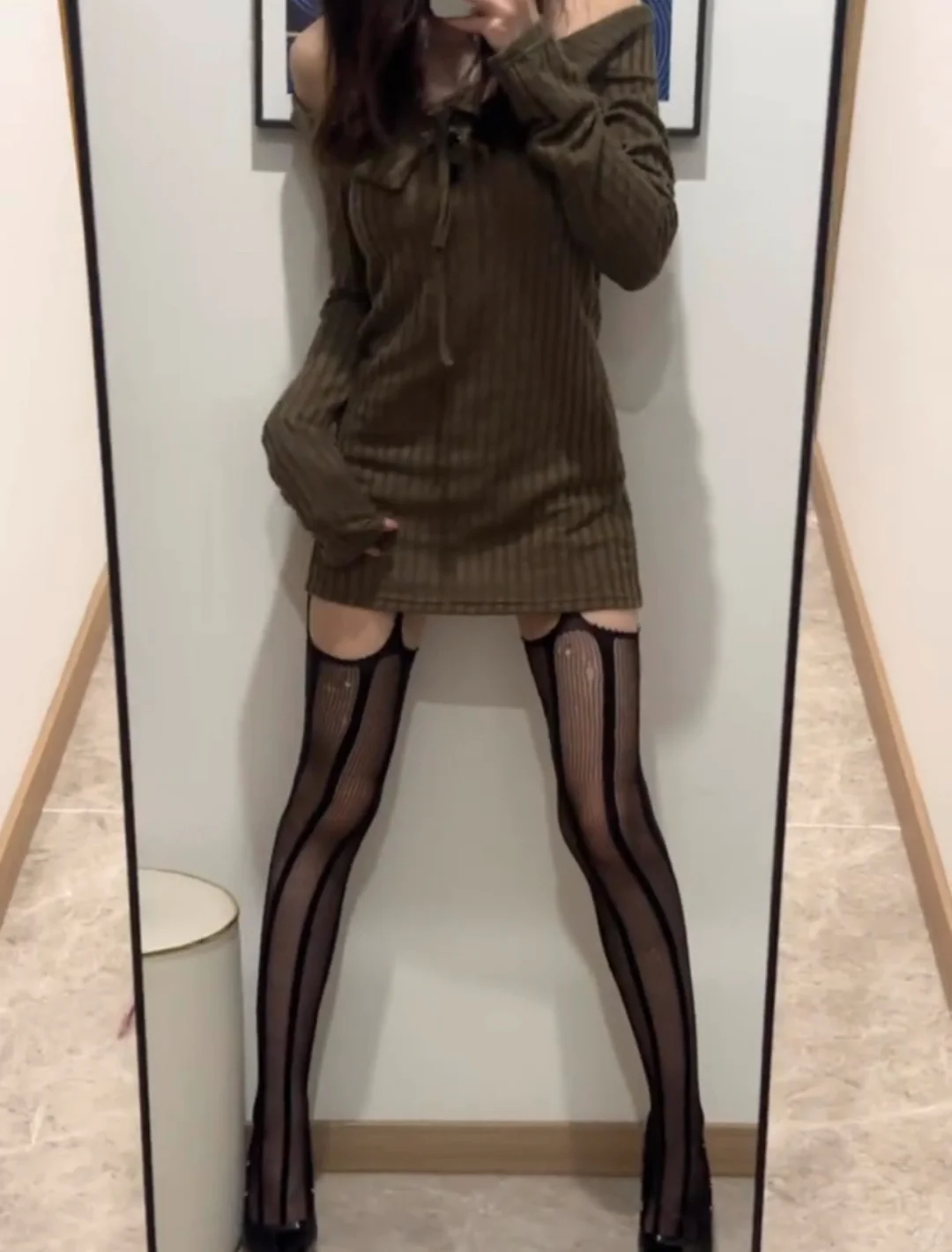 短裙就得穿丝袜 依旧自我欣赏