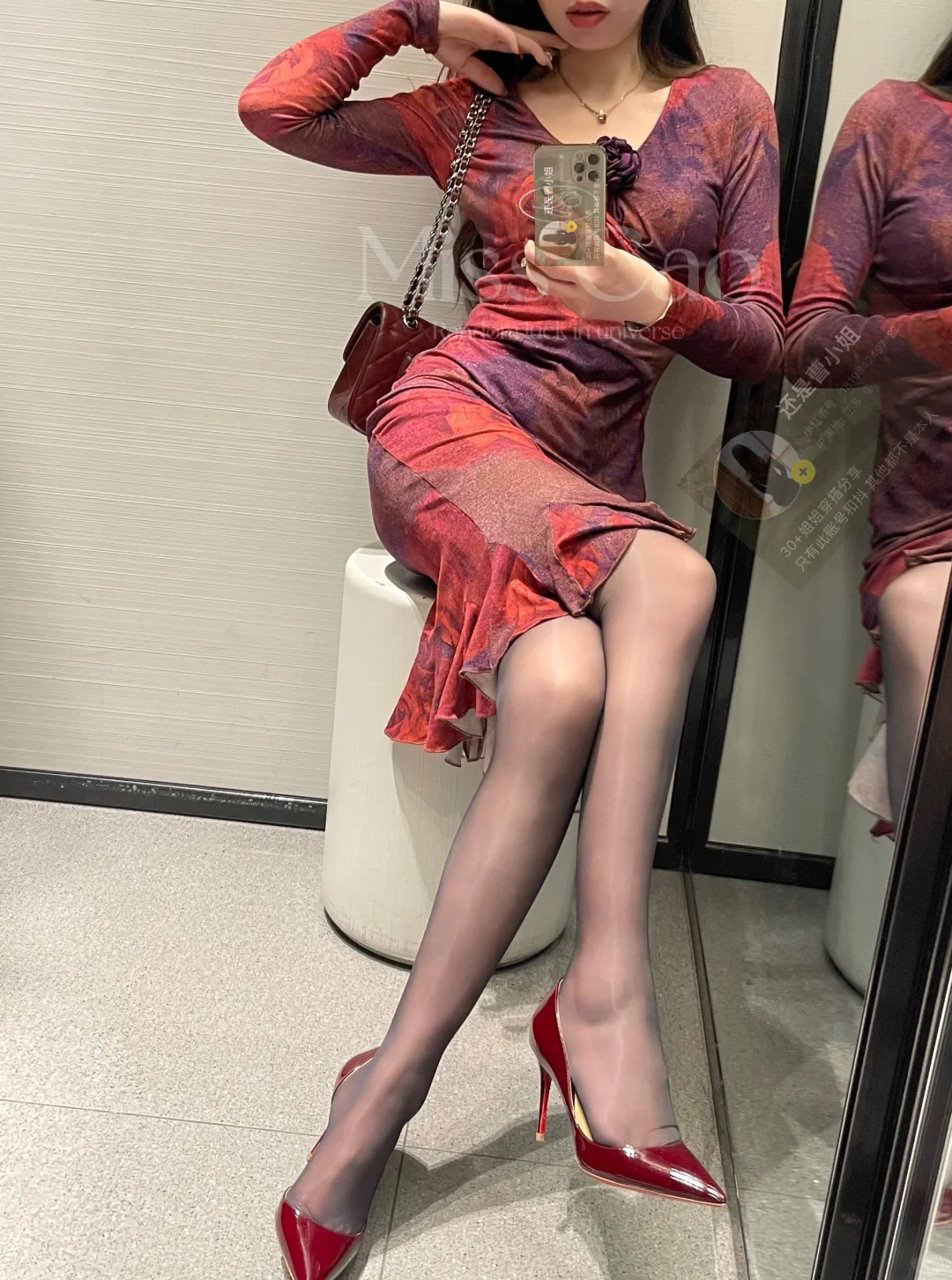 这套紫红色鱼尾裙和玫瑰吊带袜绝配了