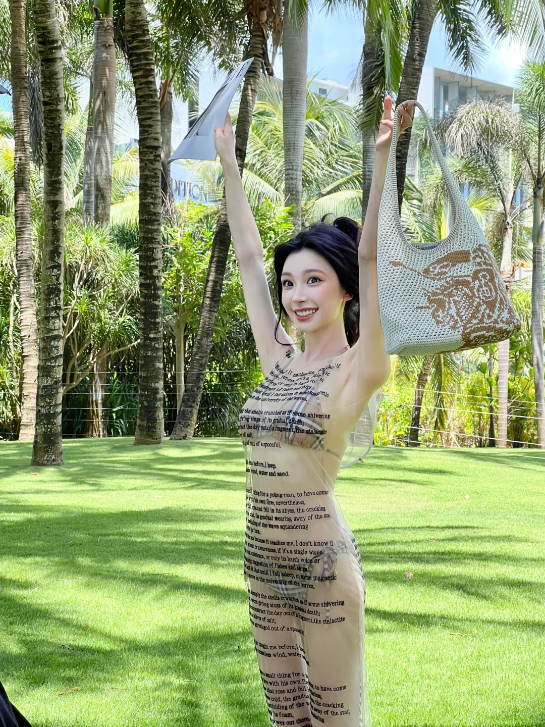 易梦玲真的敢穿又会穿！文字透视服好小众…
