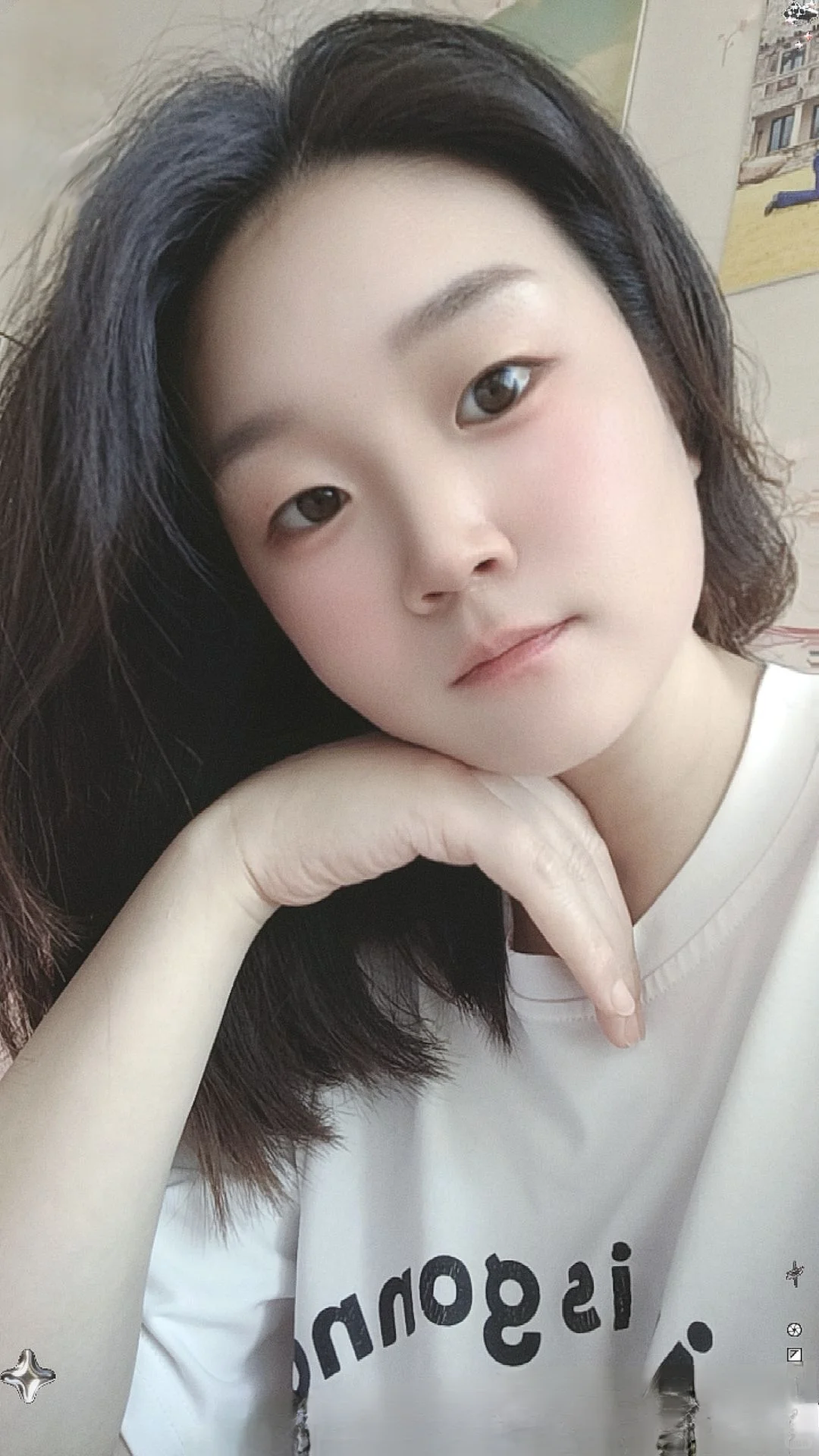 不是很瘦，也不是很漂亮，就是有点自信😂
