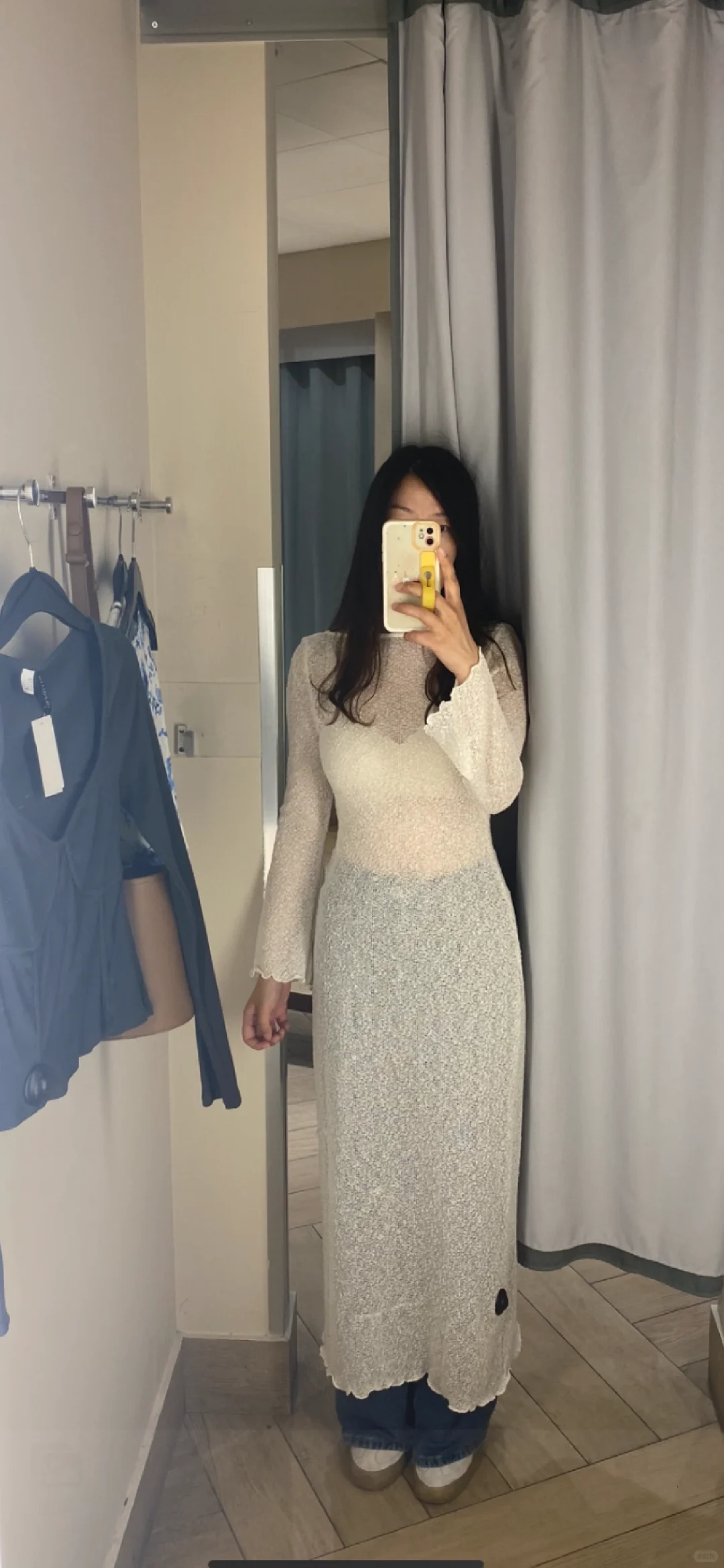 这种透视连衣裙该咋搭配？