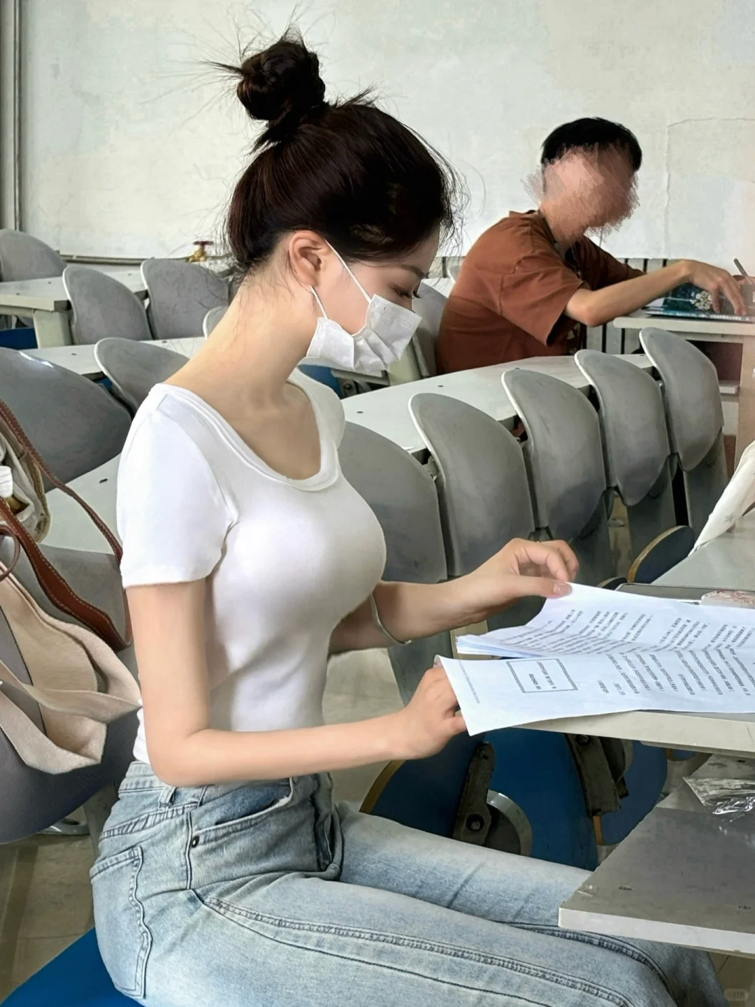 教室自习偷拍的...这个身材真的鲨疯了！