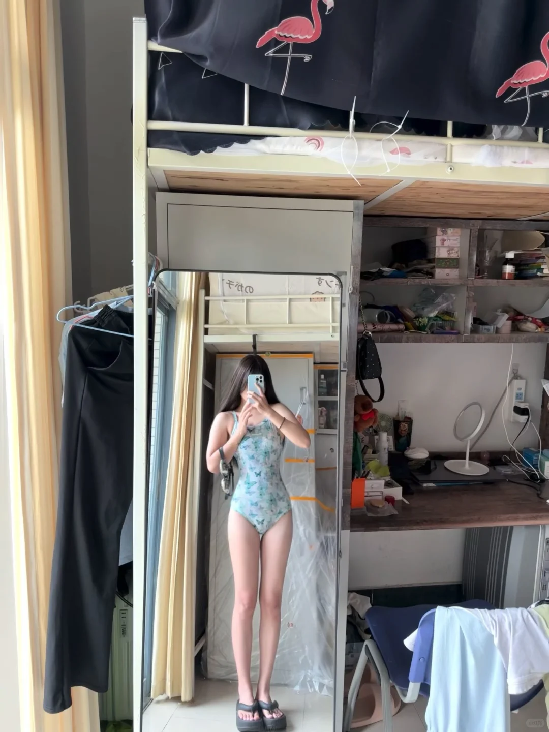 左滑 看女大学生的游泳课穿什么