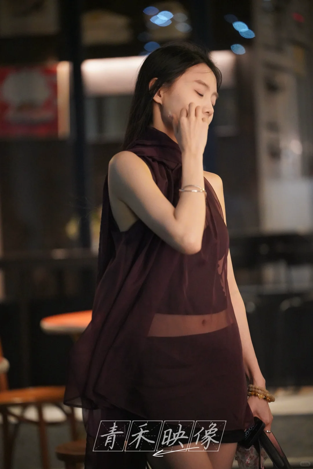 穿包臀裙透视上衣美背内衣的女孩
