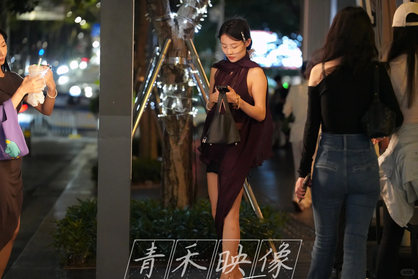 穿包臀裙透视上衣美背内衣的女孩