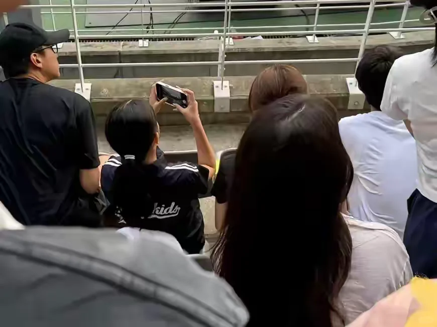 孙俪晒一家四口度假，穿泳衣尽显好身材，等等