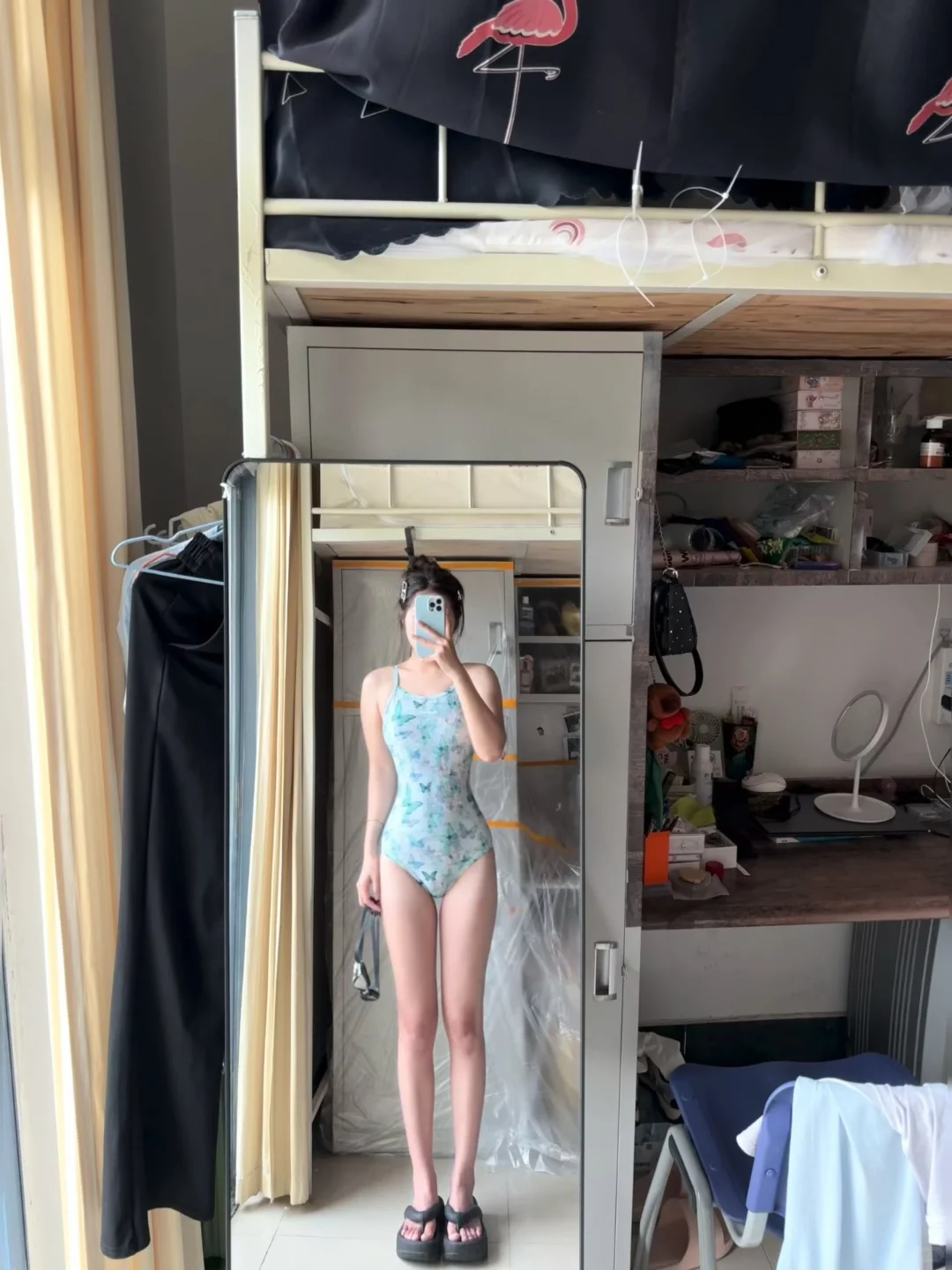 左滑 看女大学生的游泳课穿什么