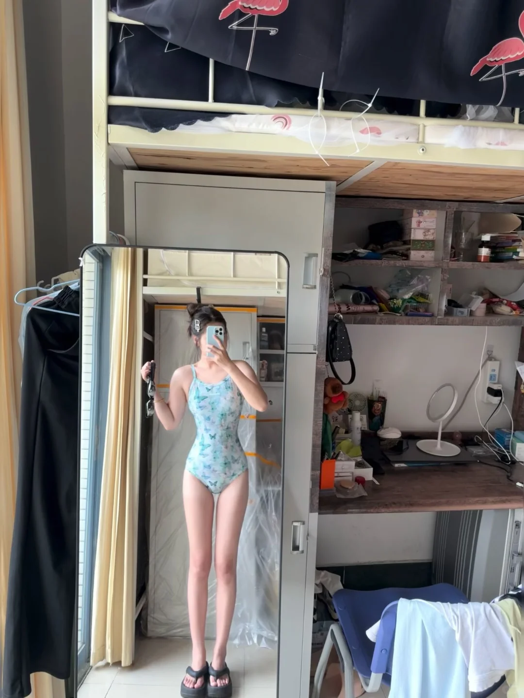 左滑 看女大学生的游泳课穿什么