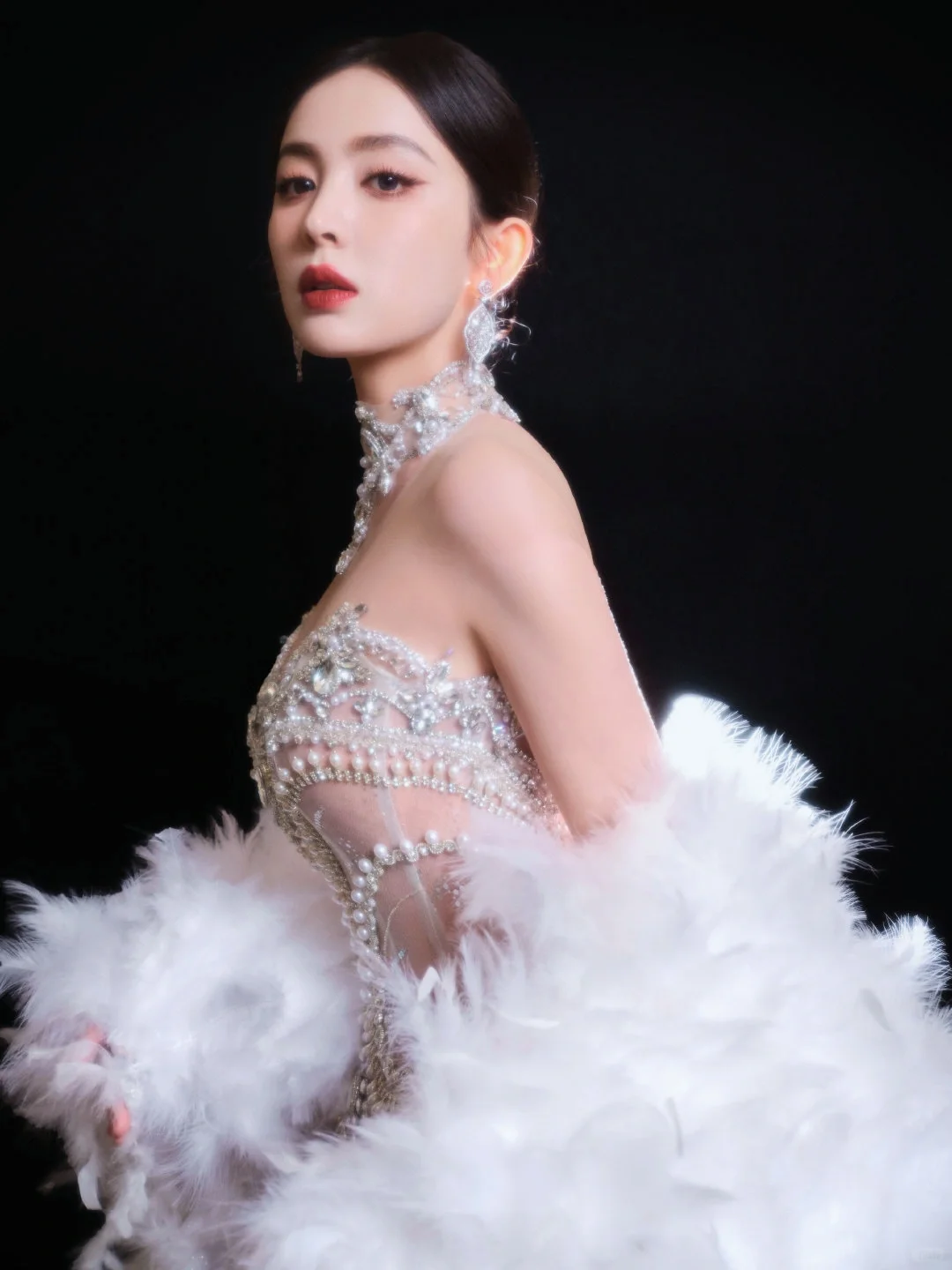 娜扎的珍珠羽毛透视裙美到我心里