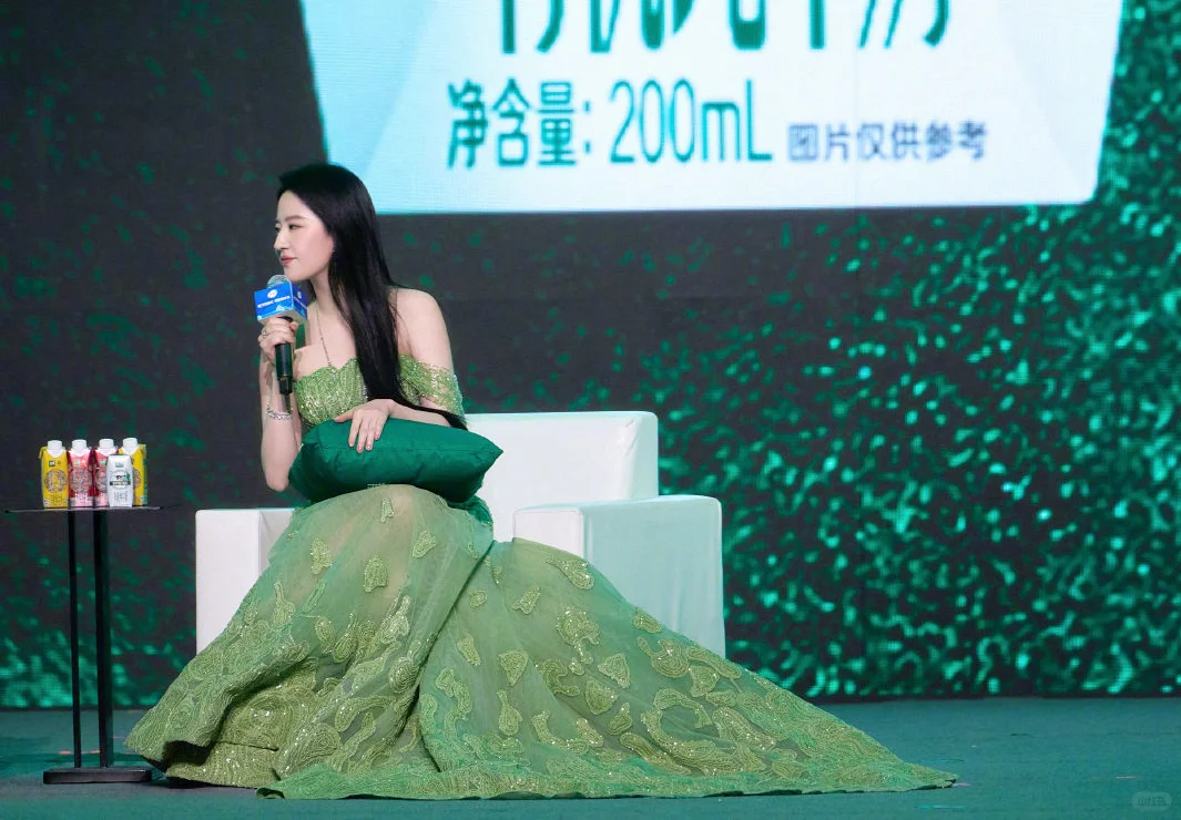 黑长直➕微透视绿裙子！