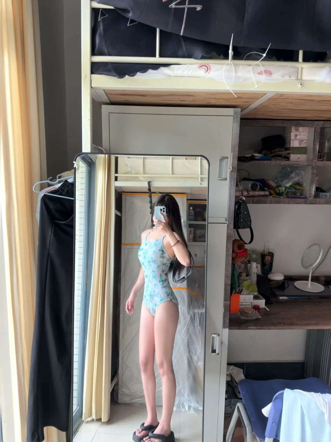 左滑 看女大学生的游泳课穿什么